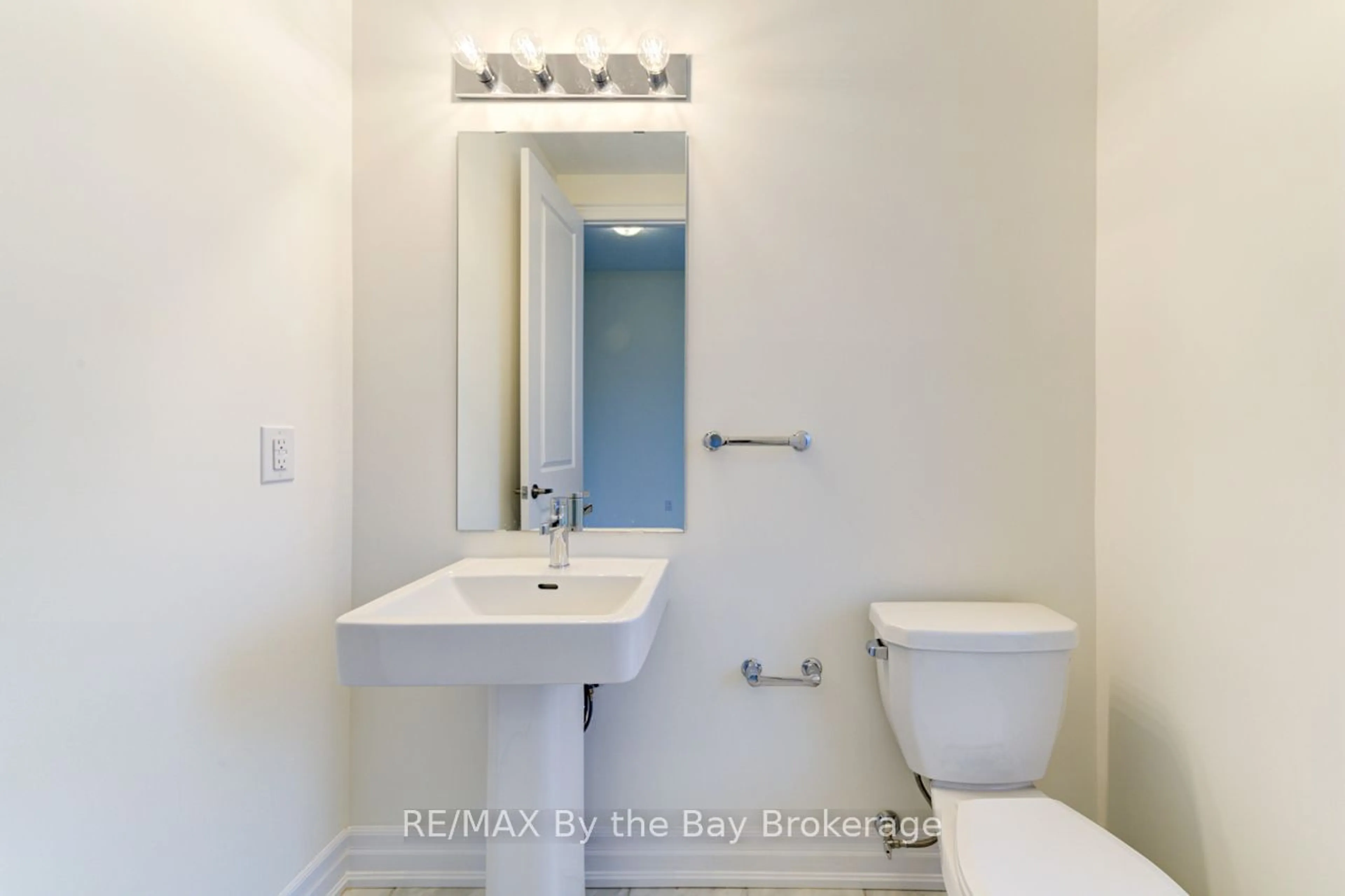 Standard bathroom, ceramic/tile floor for 169 Rosanne Circ, Wasaga Beach Ontario L9Z 0N1