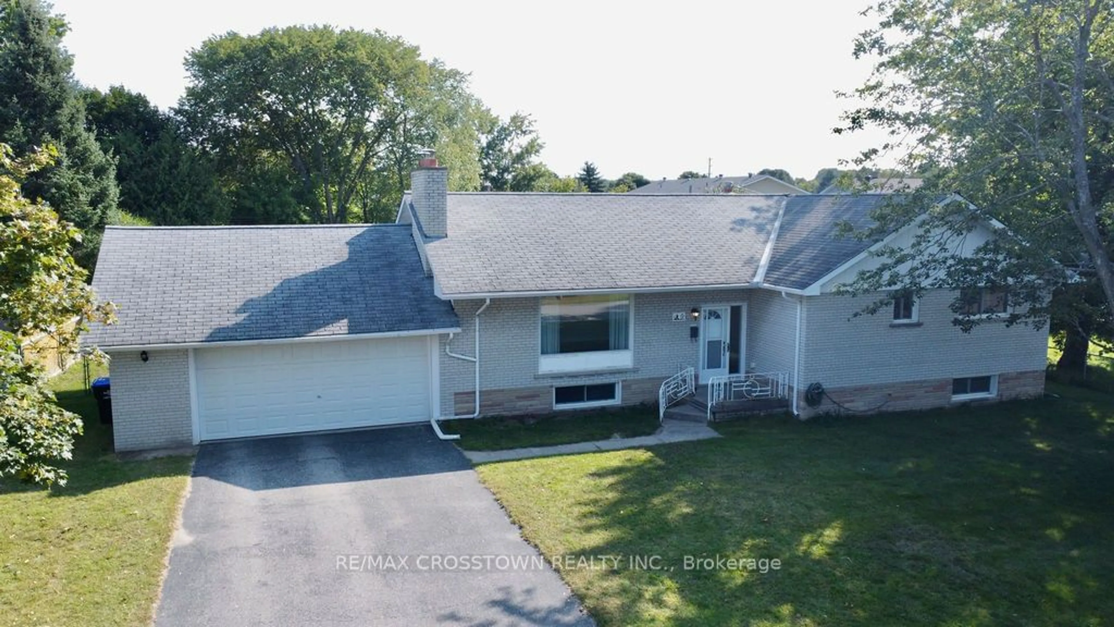 A pic from outside/outdoor area/front of a property/back of a property/a pic from drone, street for 9 Anne St, Penetanguishene Ontario L9M 1K5