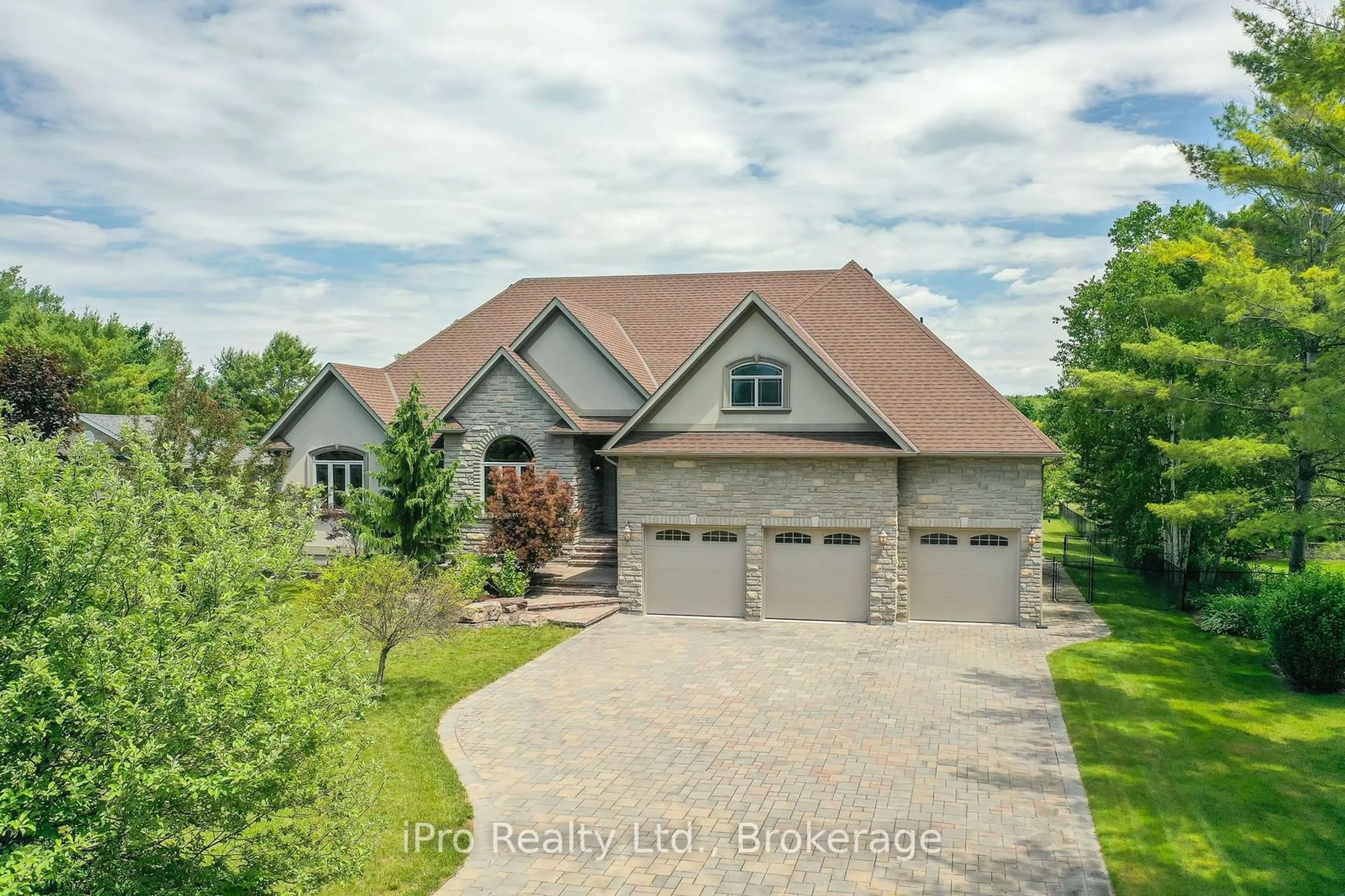 A pic from outside/outdoor area/front of a property/back of a property/a pic from drone, street for 27 Martyn Dr, Wasaga Beach Ontario L9Z 1N5