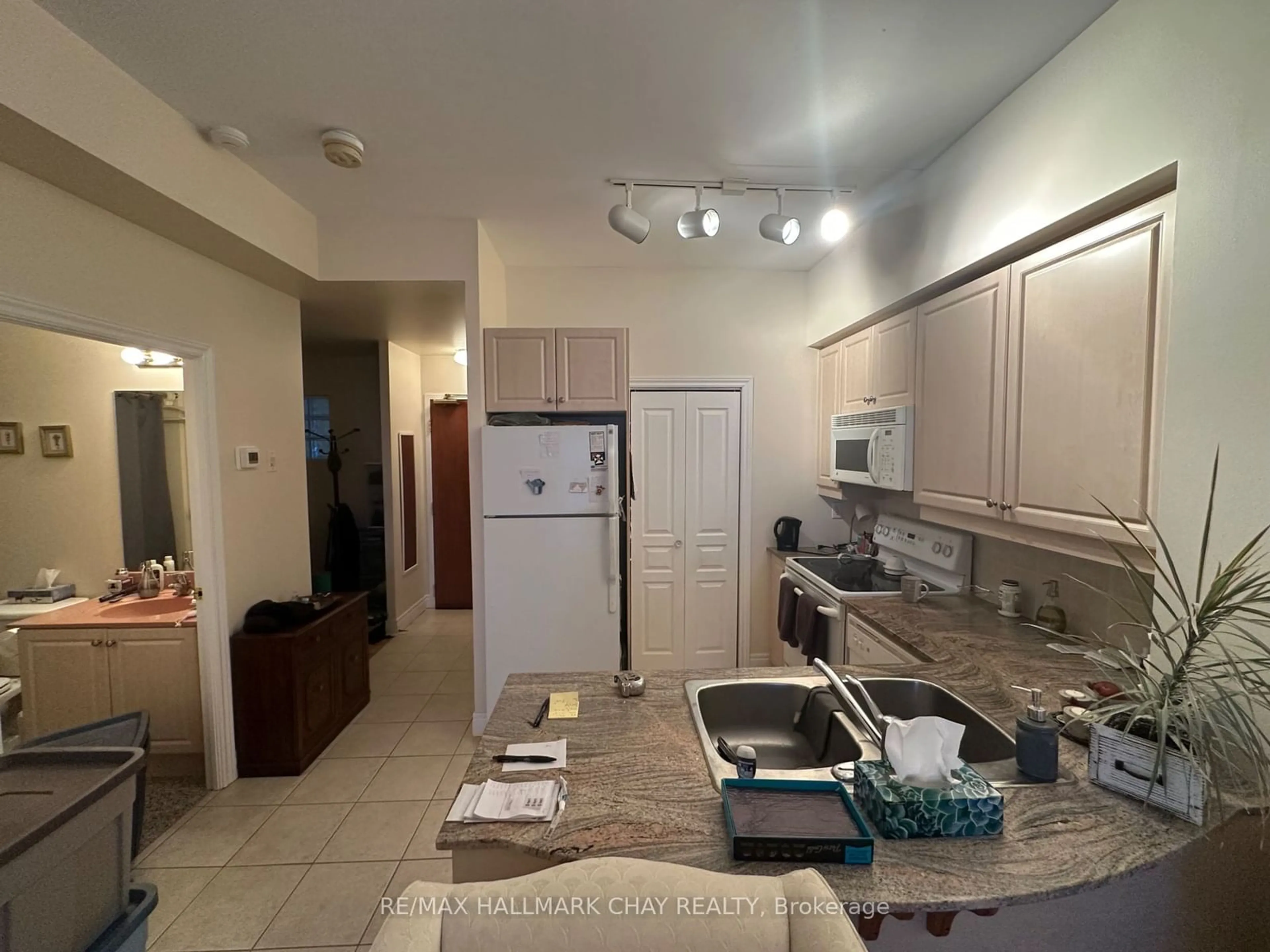 Standard kitchen, ceramic/tile floor for 280 Aberdeen Blvd #403-PH3, Midland Ontario L4R 5N4