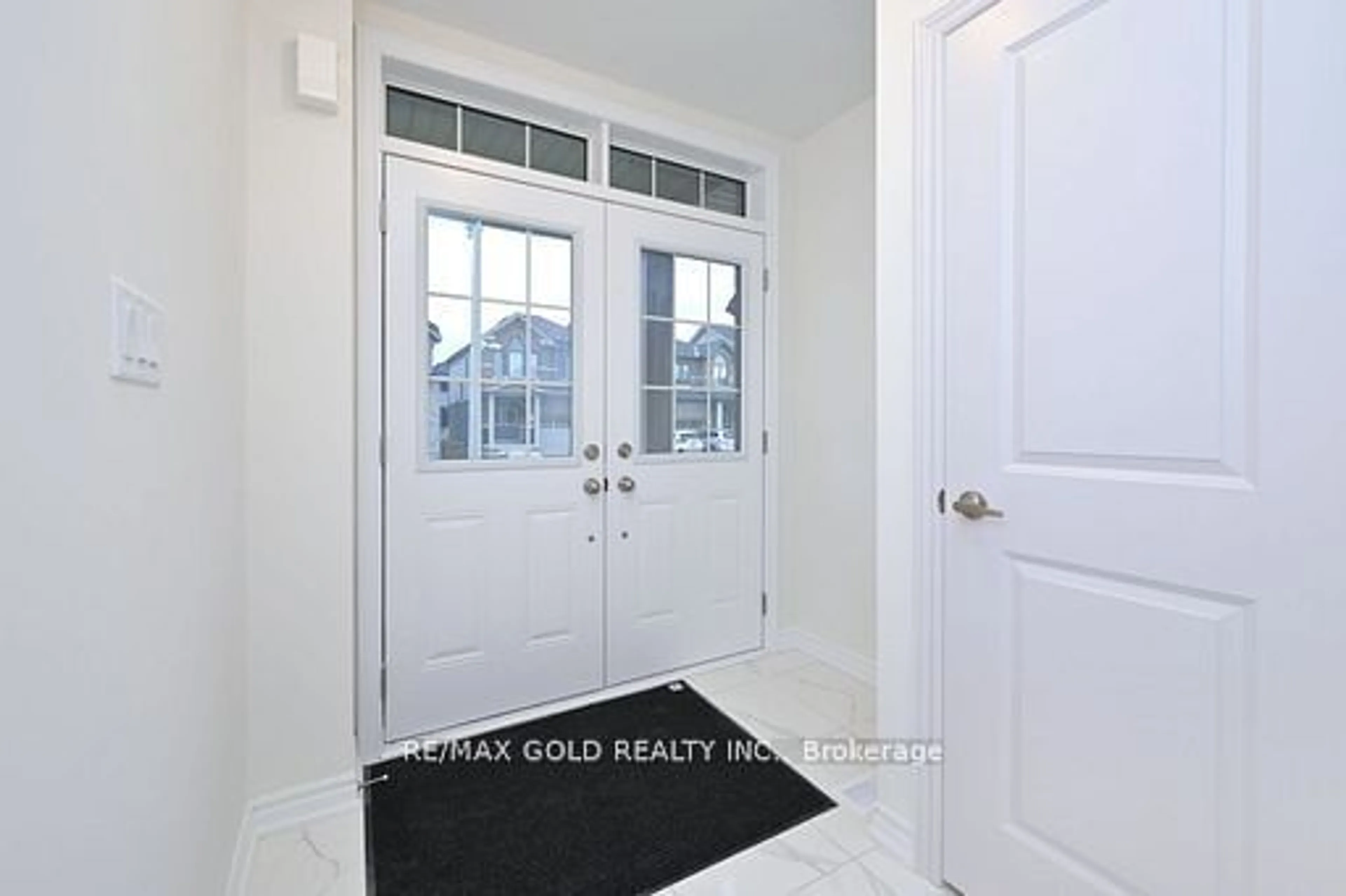 Indoor entryway for 40 Prudhoe Terr, Barrie Ontario L9J 0W2