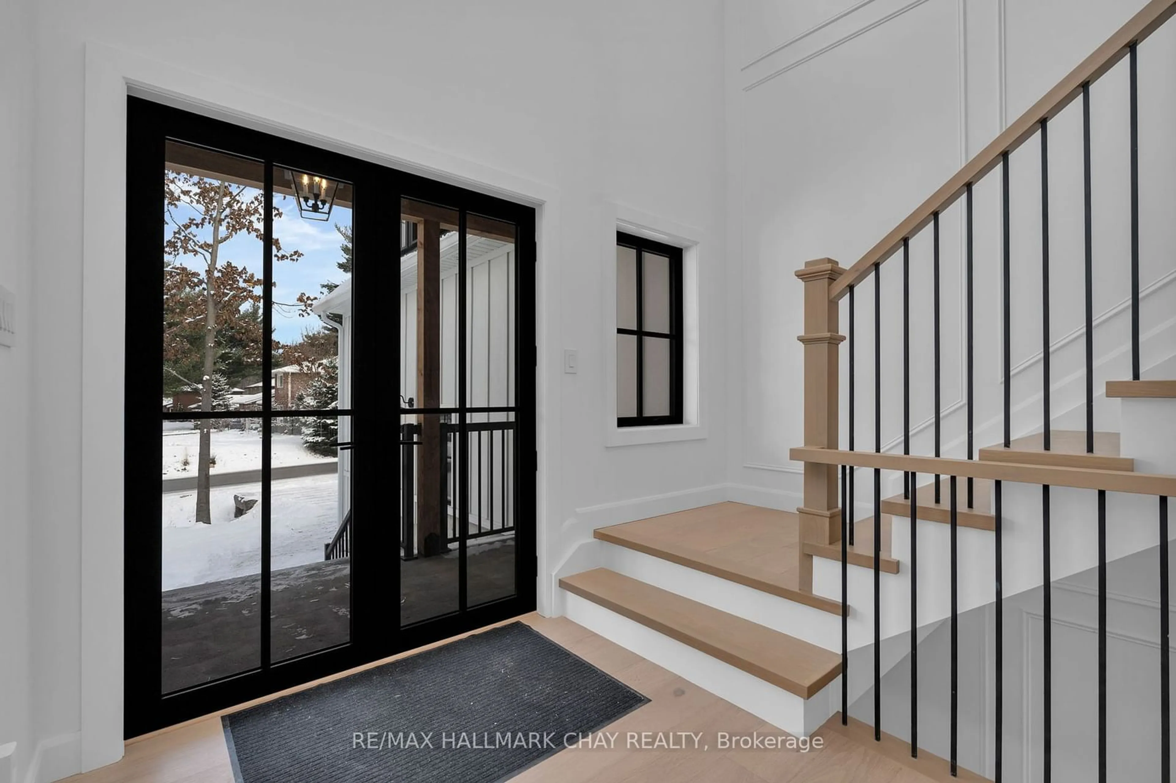 Indoor entryway for 25 Heatherwood Dr, Springwater Ontario L0L 1X1