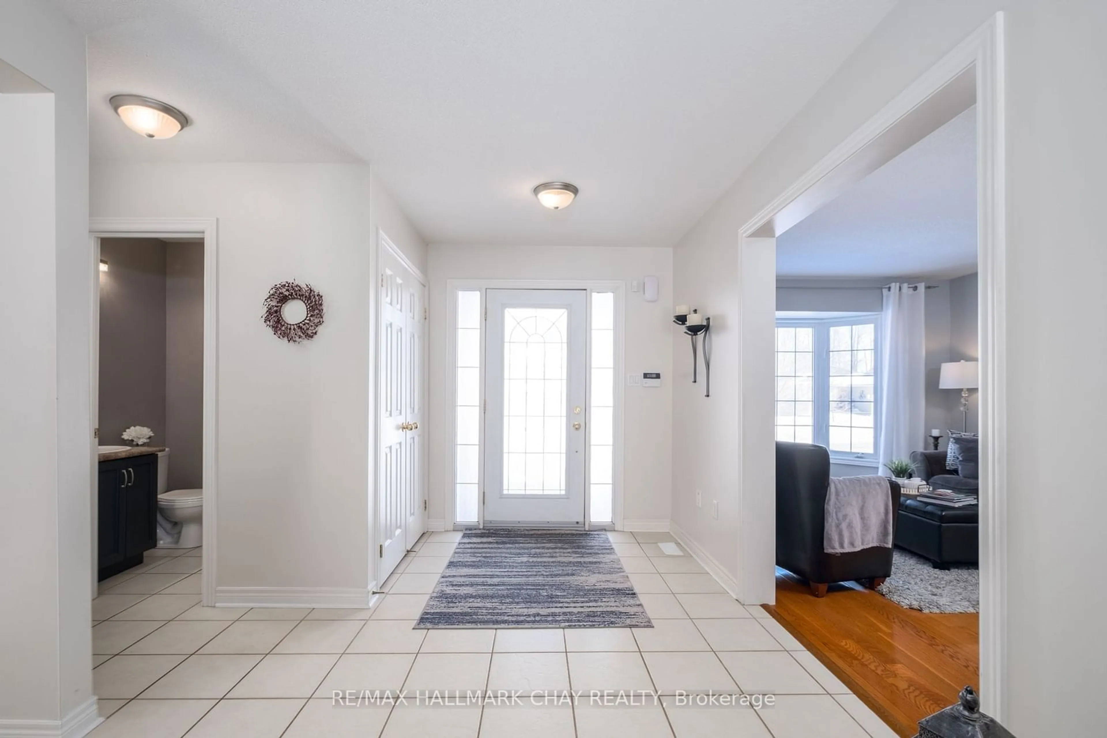 Indoor entryway for 105 Crompton Dr, Barrie Ontario L4M 6N9