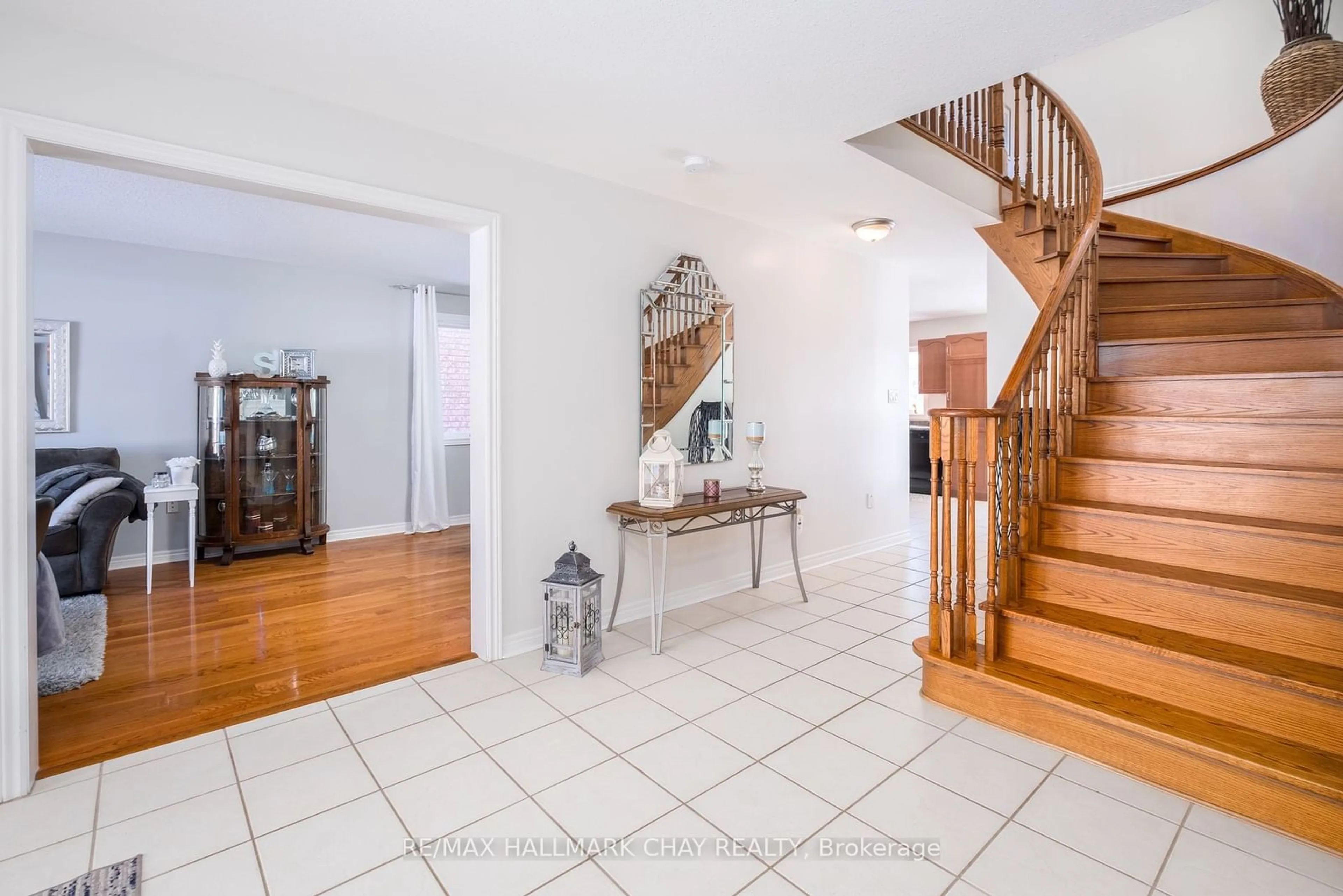 Indoor entryway for 105 Crompton Dr, Barrie Ontario L4M 6N9