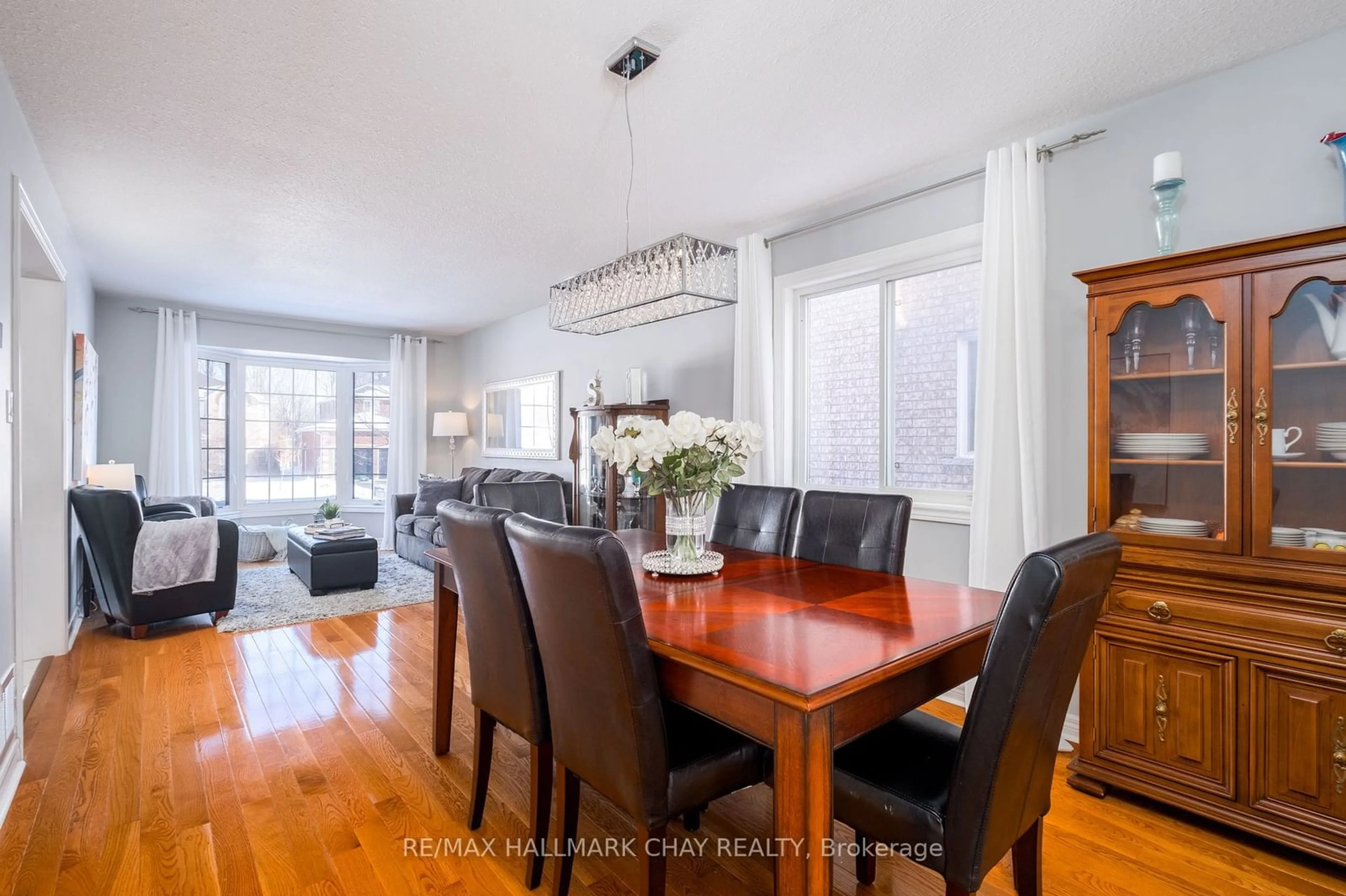 Dining room, wood/laminate floor for 105 Crompton Dr, Barrie Ontario L4M 6N9