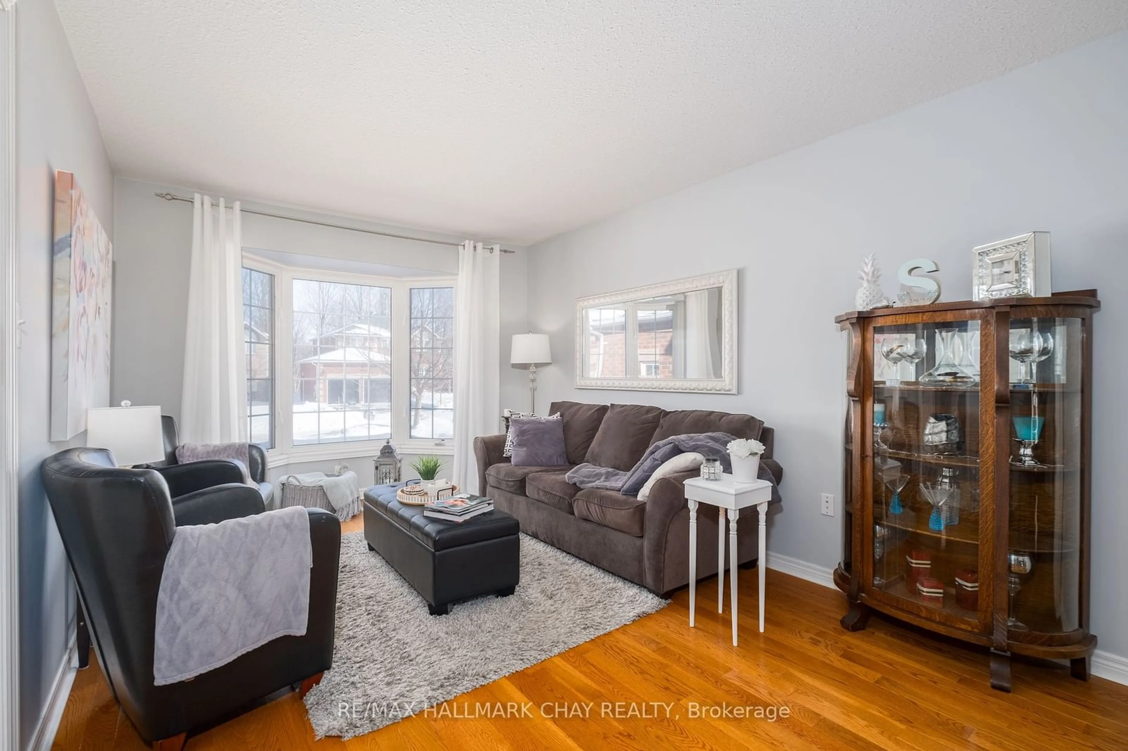 Living room with furniture, wood/laminate floor for 105 Crompton Dr, Barrie Ontario L4M 6N9