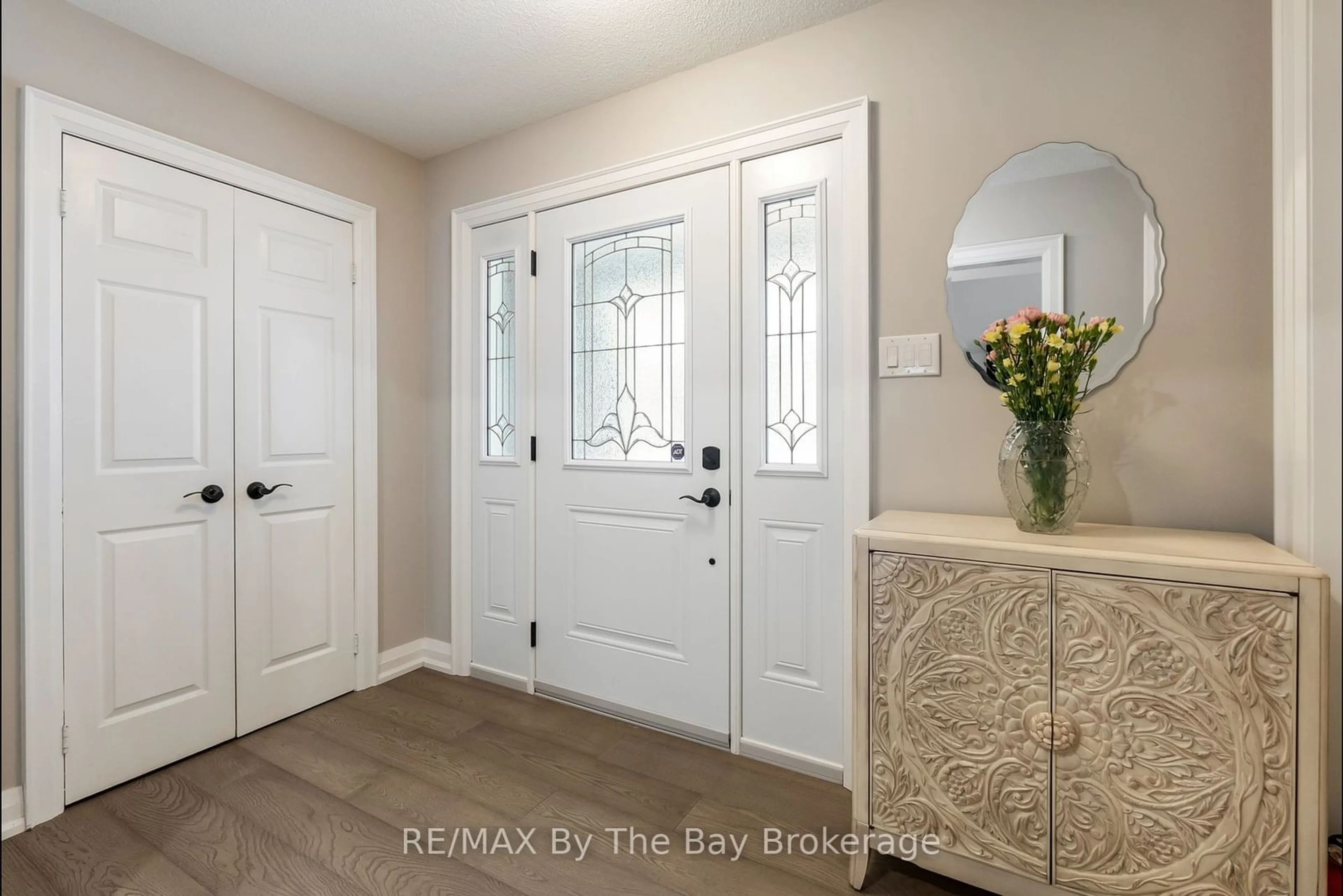 Indoor entryway for 12 Birchwood Tr, Wasaga Beach Ontario L9Z 1B2