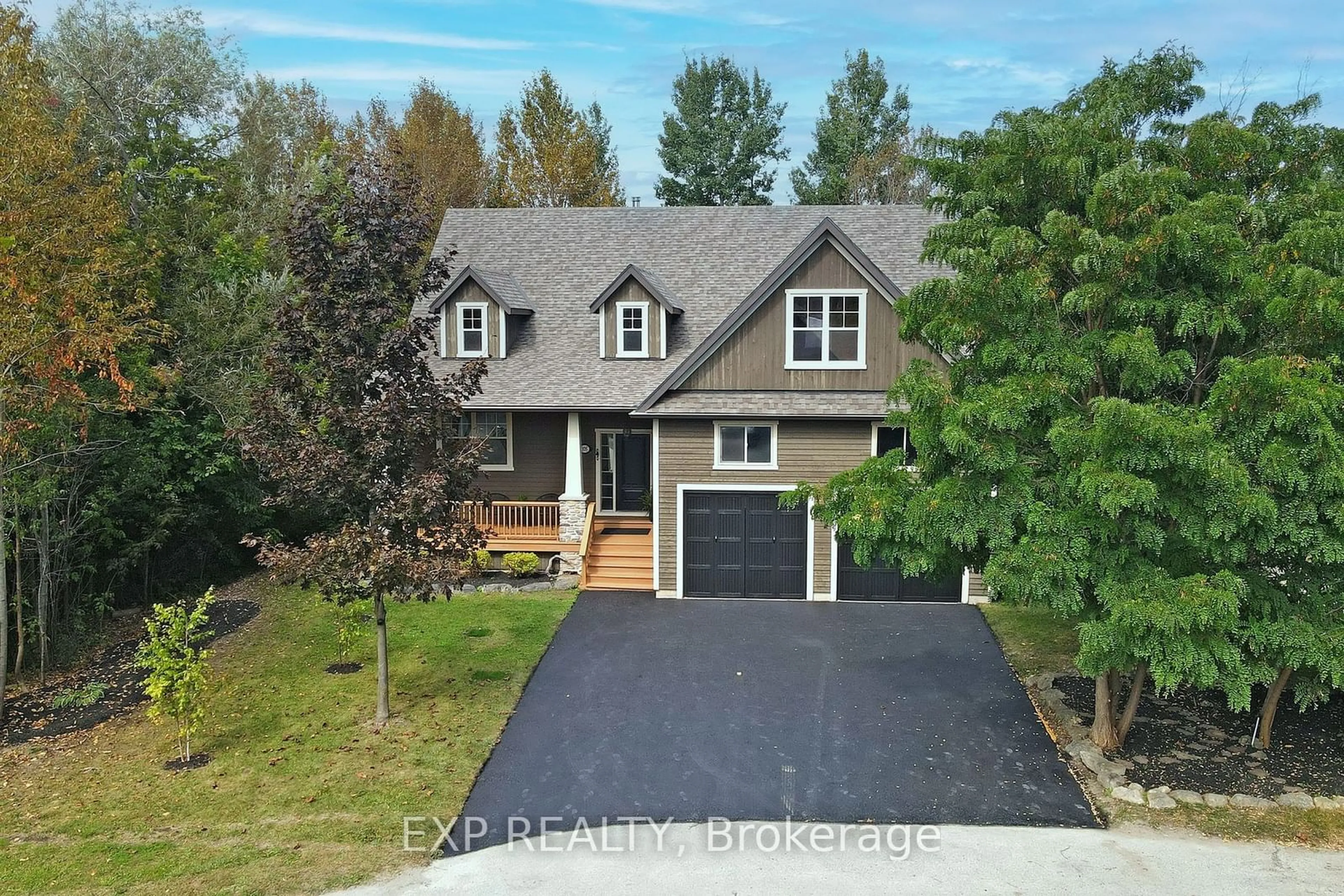 A pic from outside/outdoor area/front of a property/back of a property/a pic from drone, street for 105 Stephens St, Collingwood Ontario L9Y 0G5