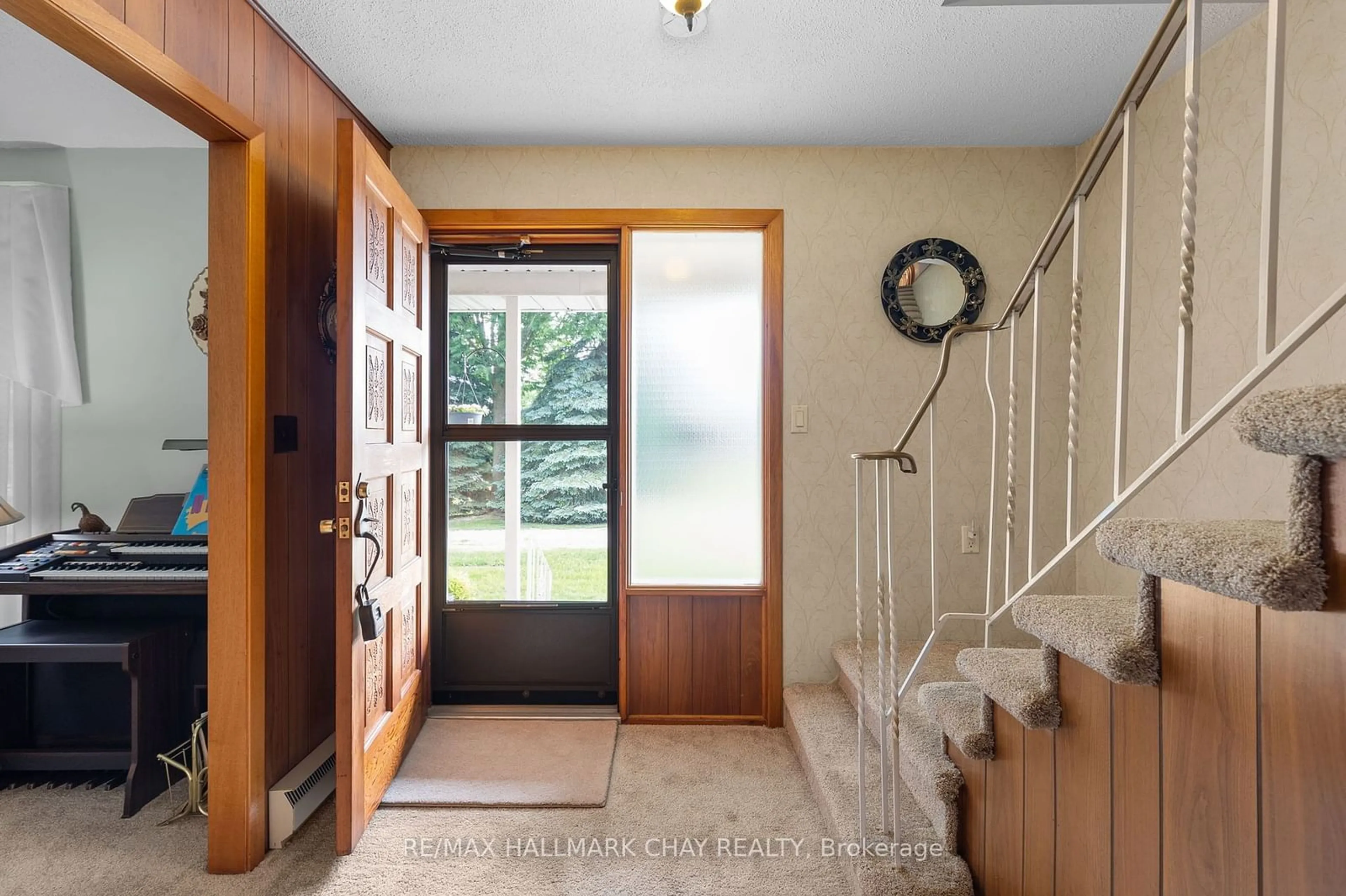 Indoor foyer for 3093 Hwy 26, Springwater Ontario L9X 0B5