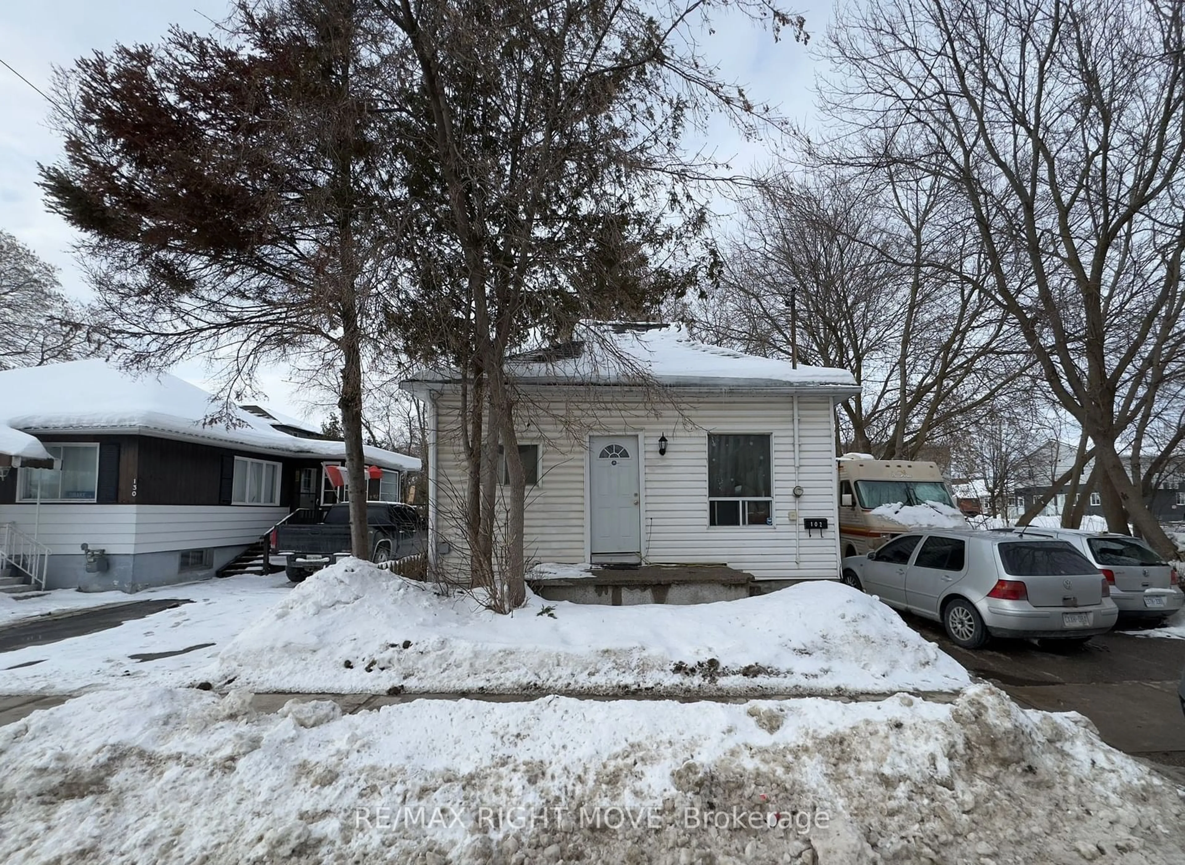 Shed for 102 Victoria St, Orillia Ontario L3V 2W1