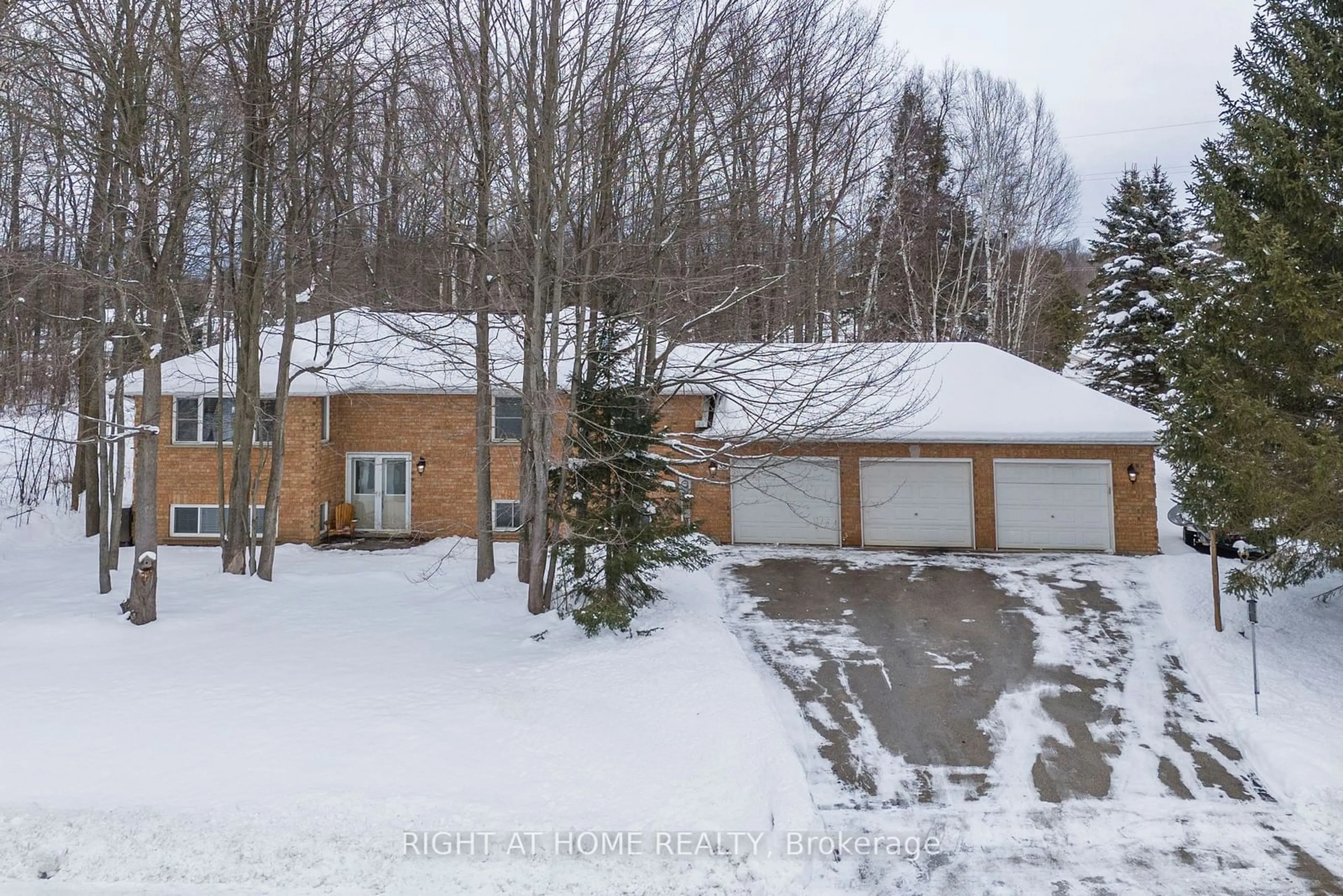 A pic from outside/outdoor area/front of a property/back of a property/a pic from drone, street for 38 Lamers Rd, Clearview Ontario L0M 1N0