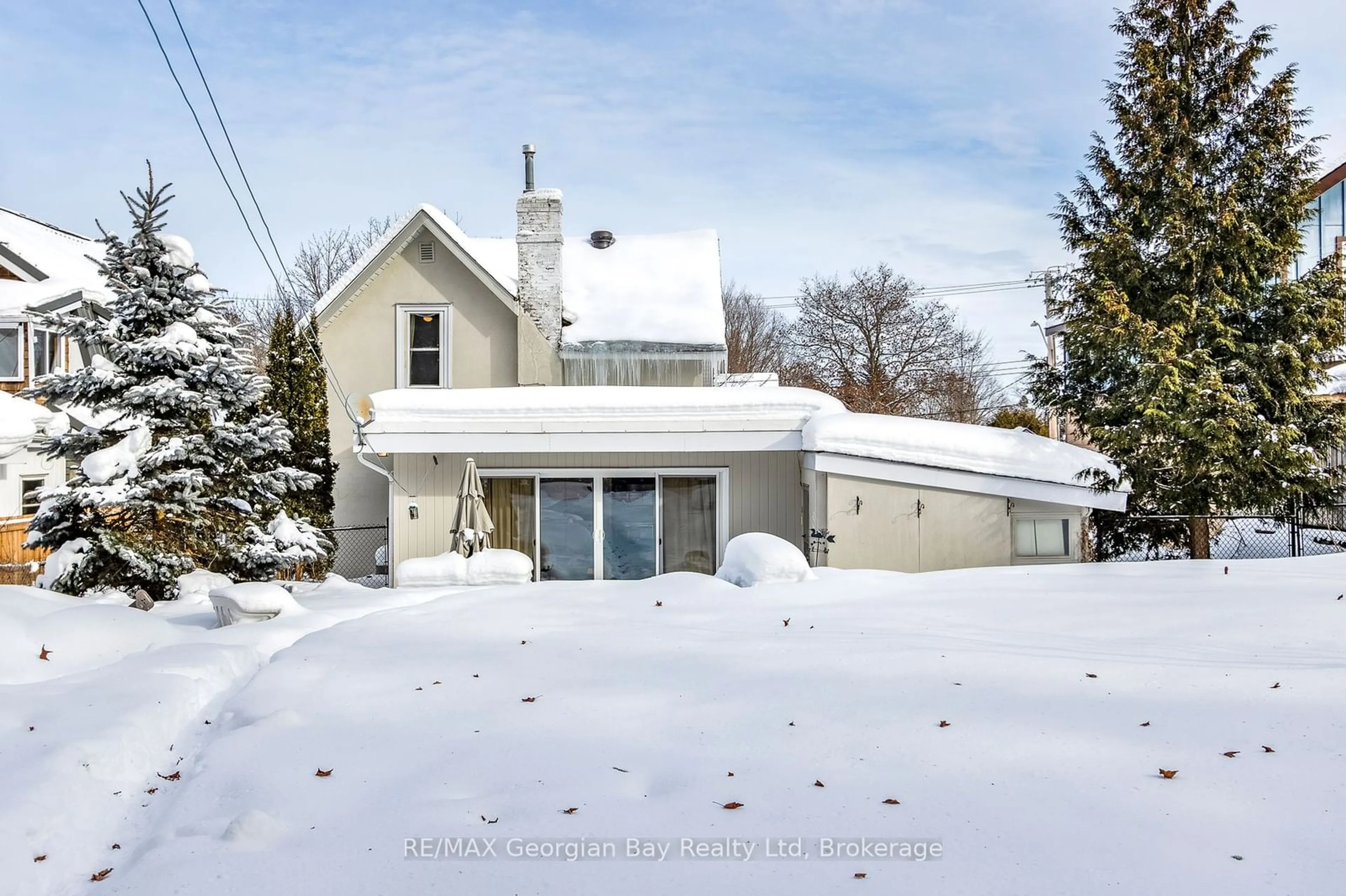 A pic from outside/outdoor area/front of a property/back of a property/a pic from drone, street for 420 Mildred St, Midland Ontario L4R 3R6