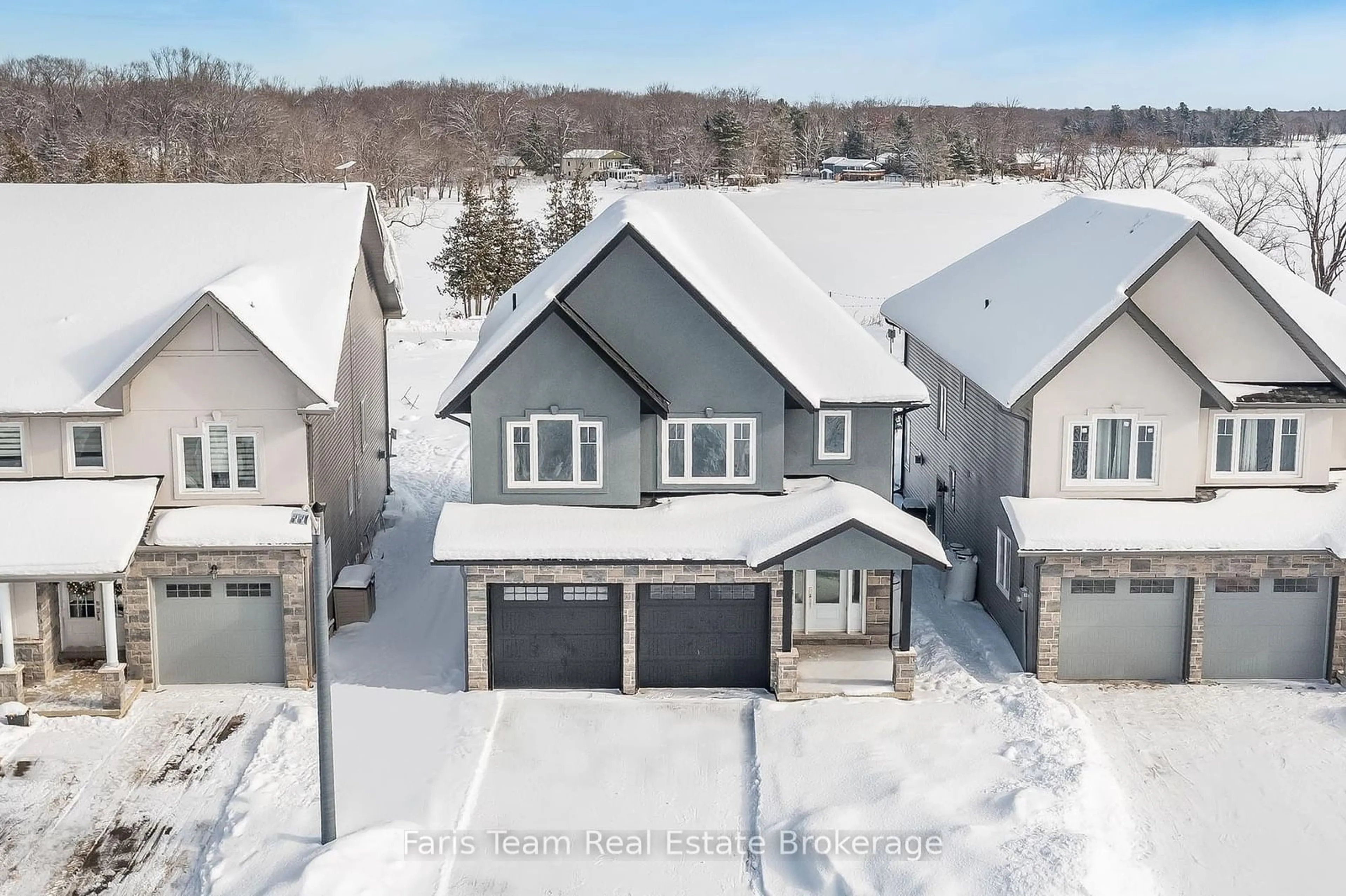 A pic from outside/outdoor area/front of a property/back of a property/a pic from drone, street for 21 Rosy Beach Crt, Ramara Ontario L3V 8L2