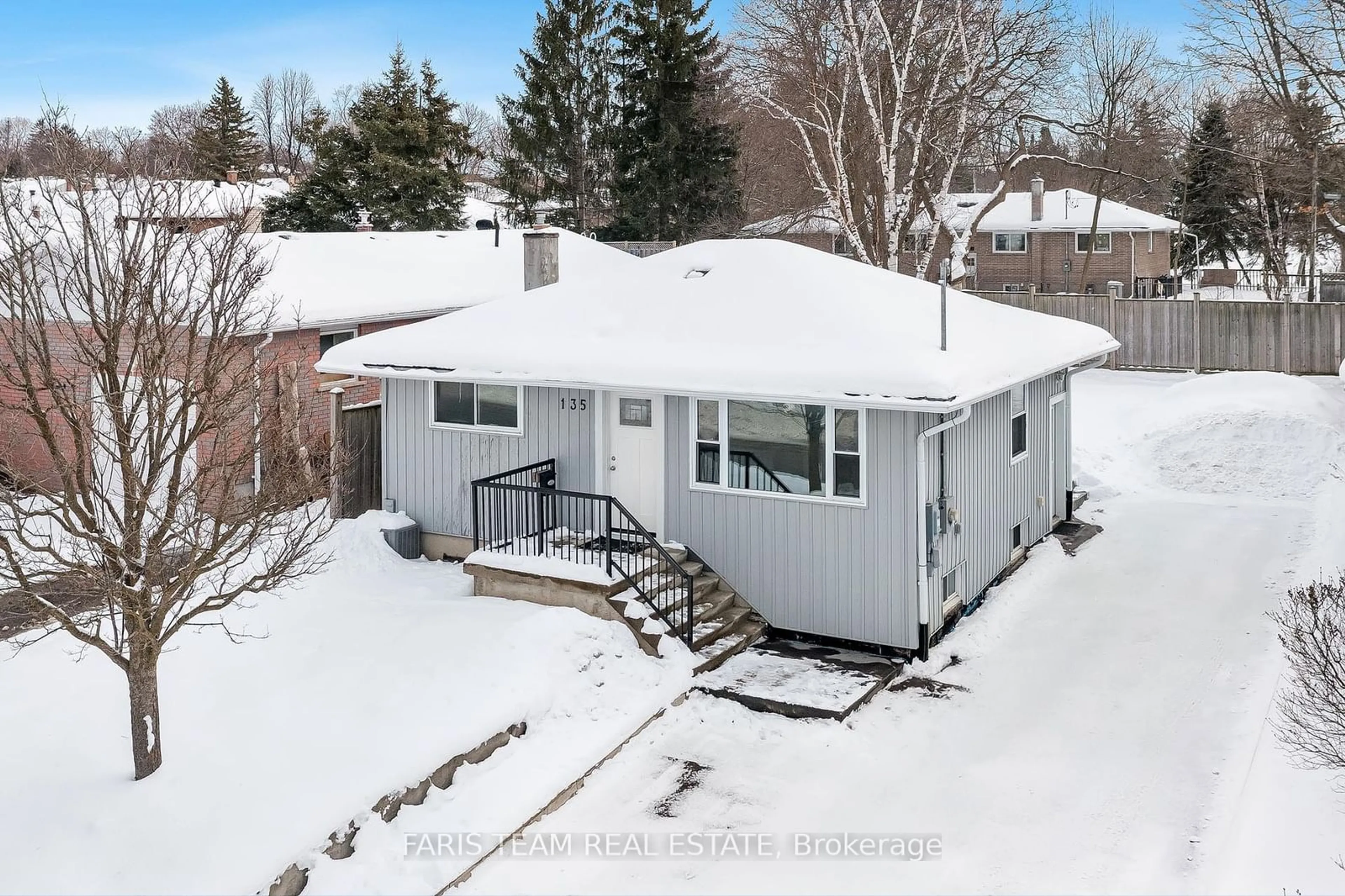 A pic from outside/outdoor area/front of a property/back of a property/a pic from drone, street for 135 Gunn St, Barrie Ontario L4M 2H6