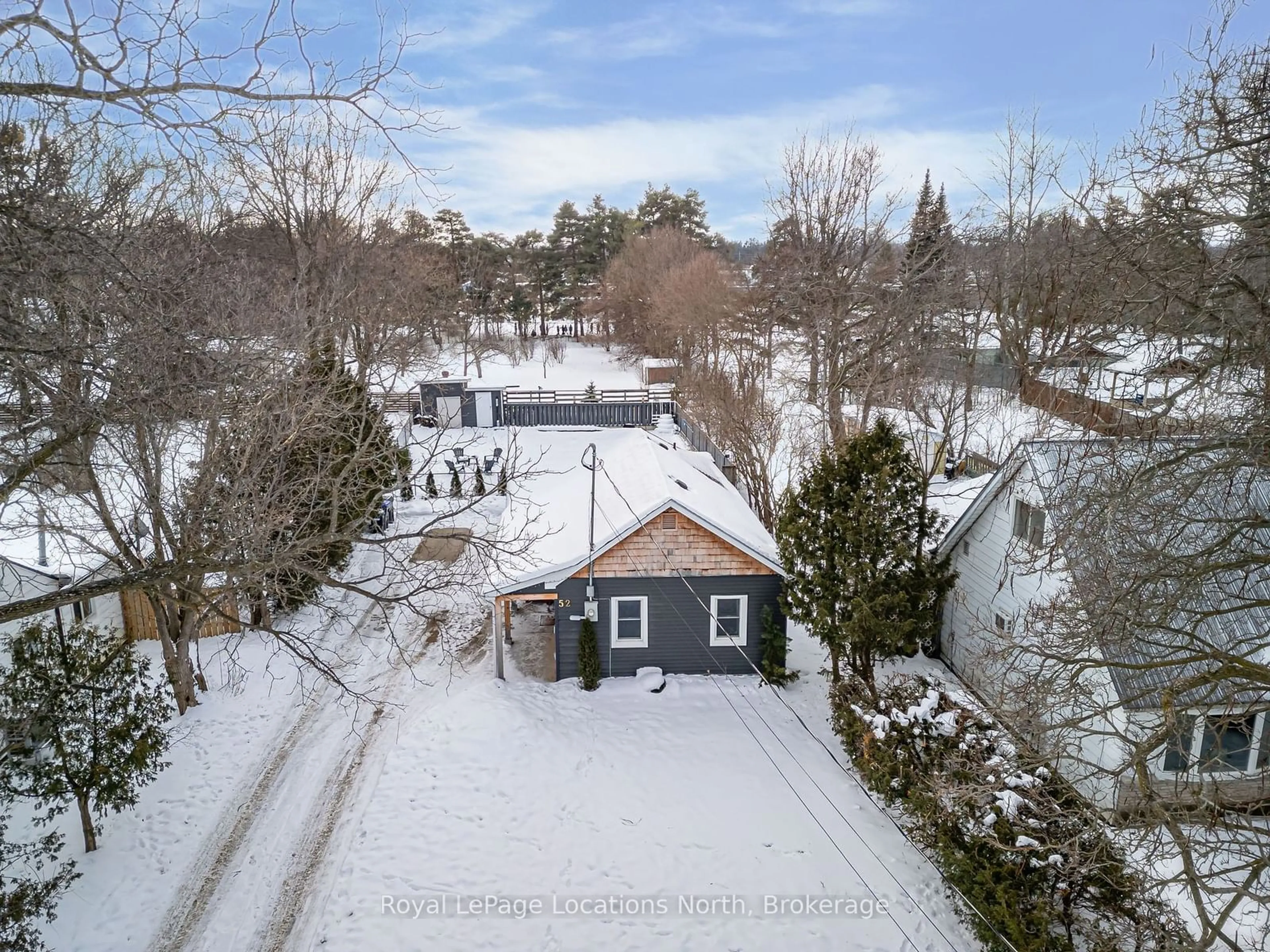 A pic from outside/outdoor area/front of a property/back of a property/a pic from drone, street for 52 Ninth St, Collingwood Ontario L9Y 2G2