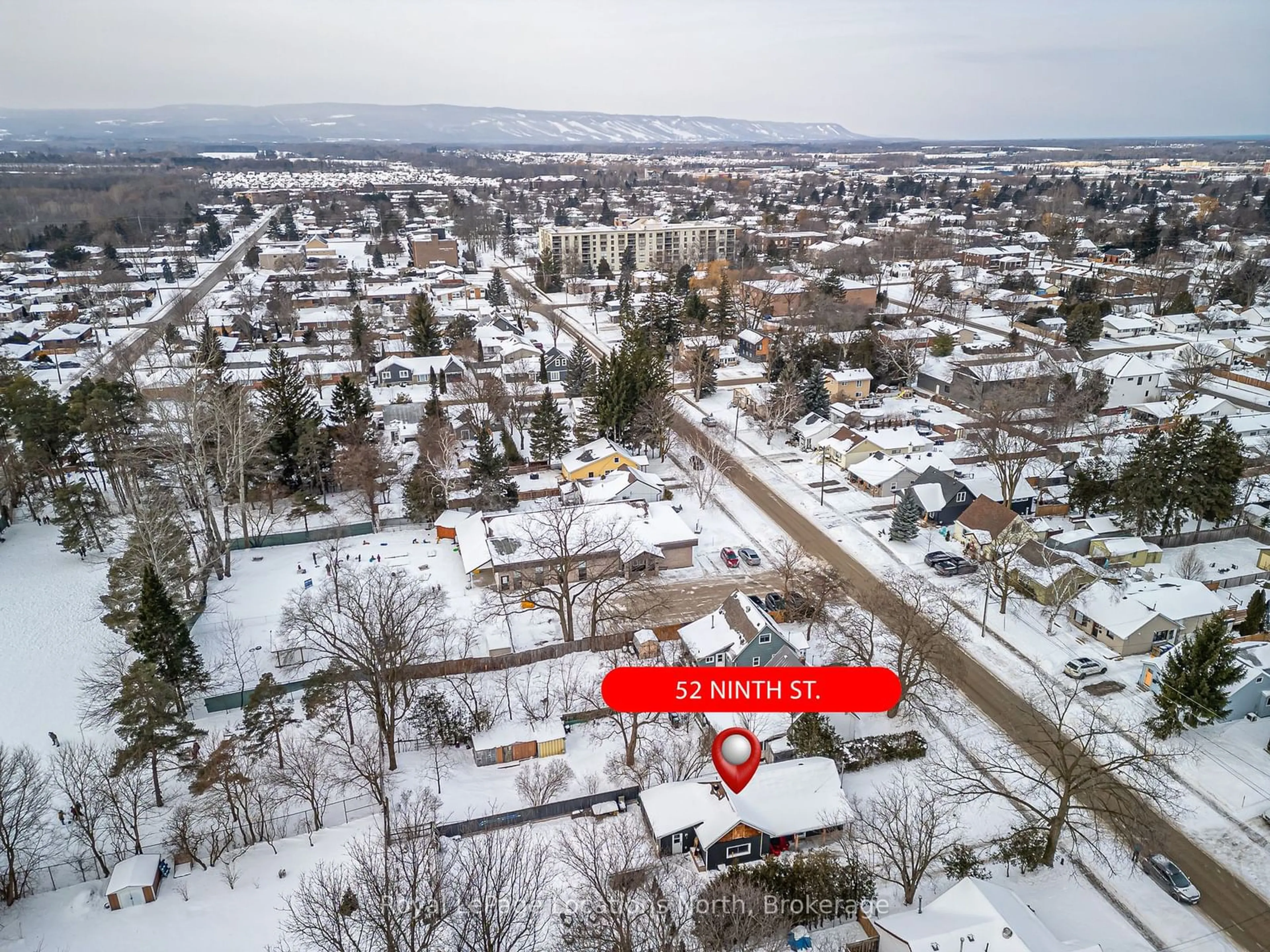 A pic from outside/outdoor area/front of a property/back of a property/a pic from drone, street for 52 Ninth St, Collingwood Ontario L9Y 2G2