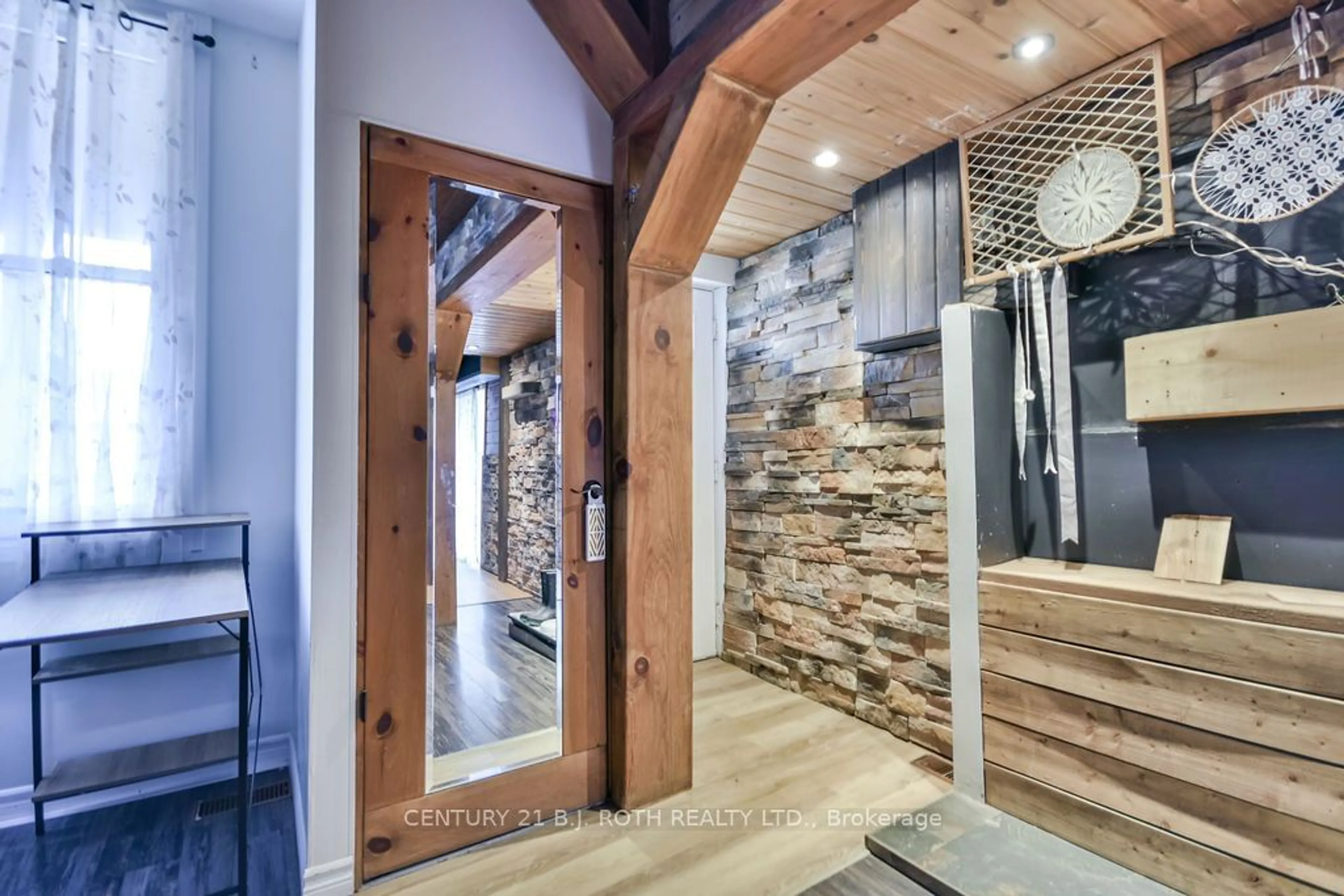 Indoor entryway for 75 Gowan St, Barrie Ontario L4N 2P1