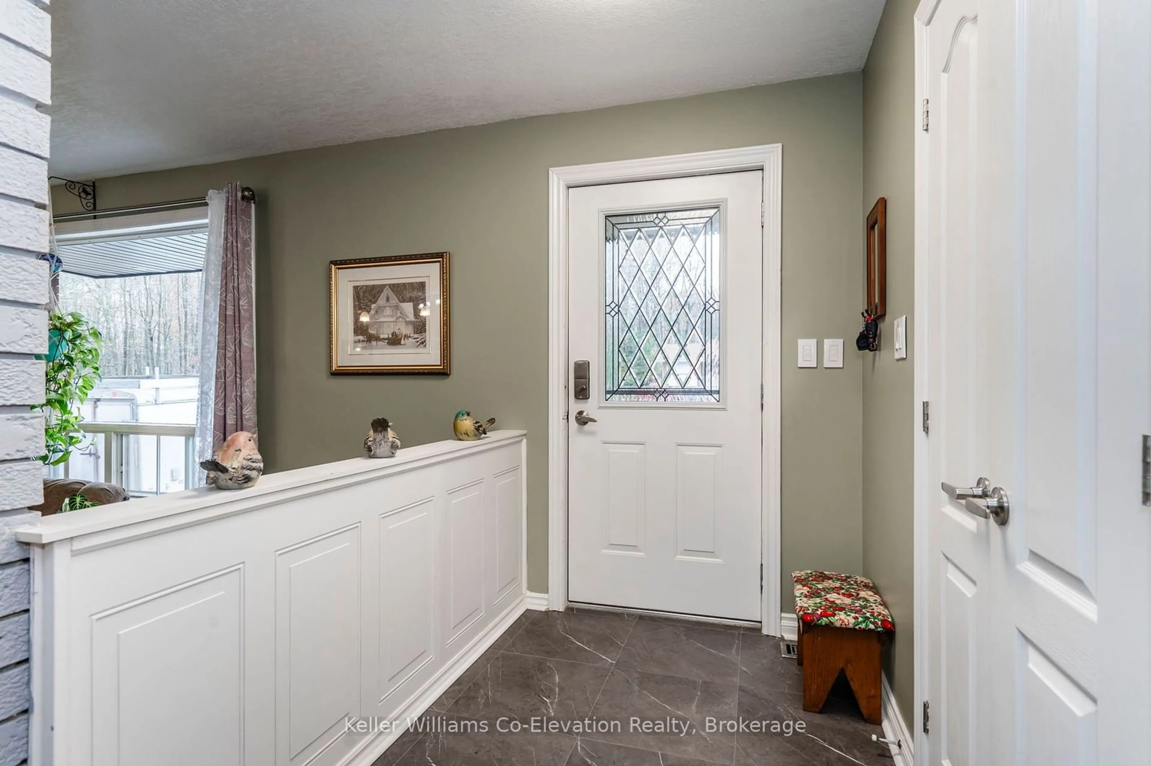 Indoor entryway for 15 MUNDY Ave, Tiny Ontario L9M 0B5