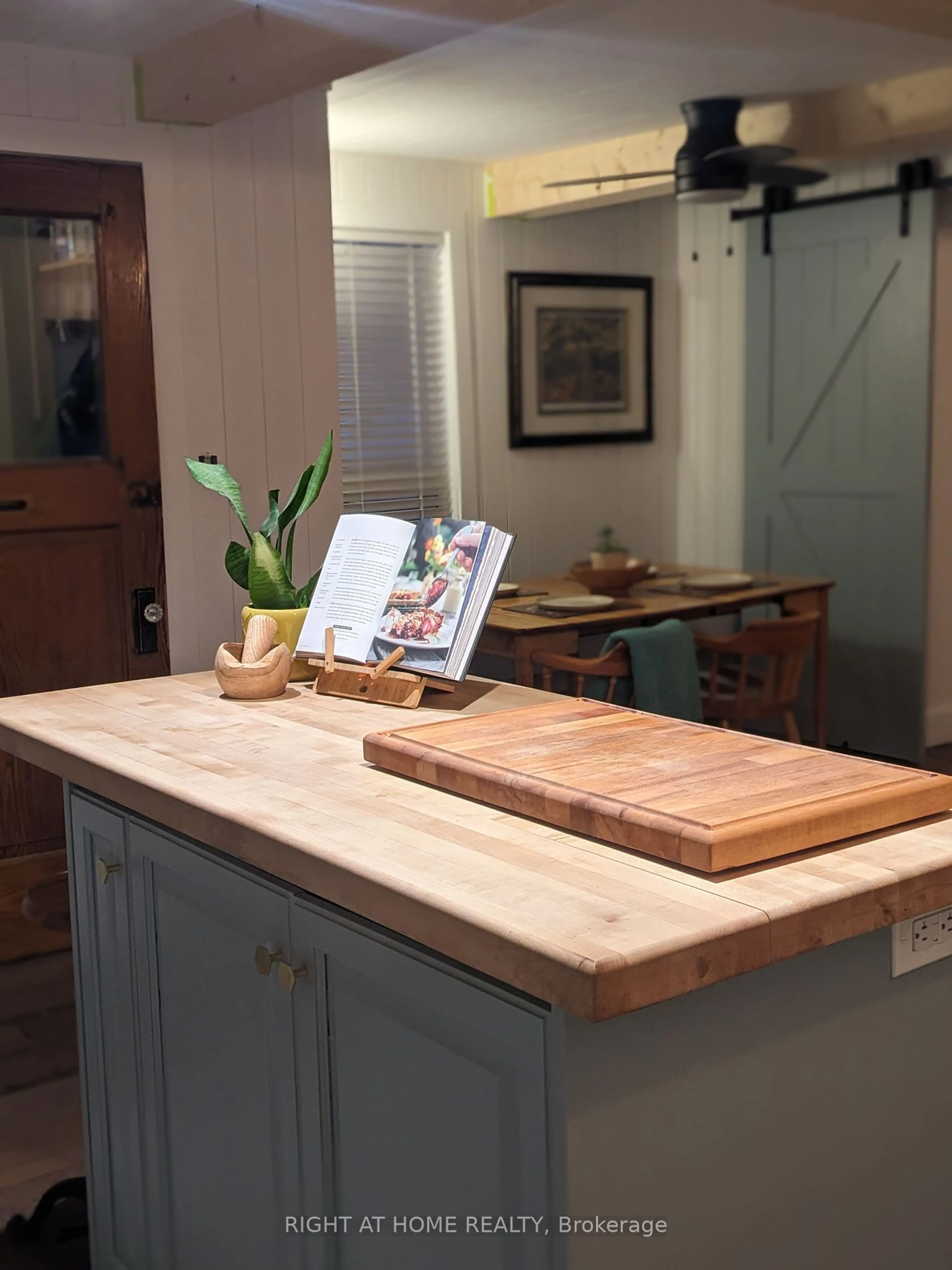 Rustic kitchen, wood/laminate floor for 12879 County 16 Rd, Severn Ontario L0K 2C0