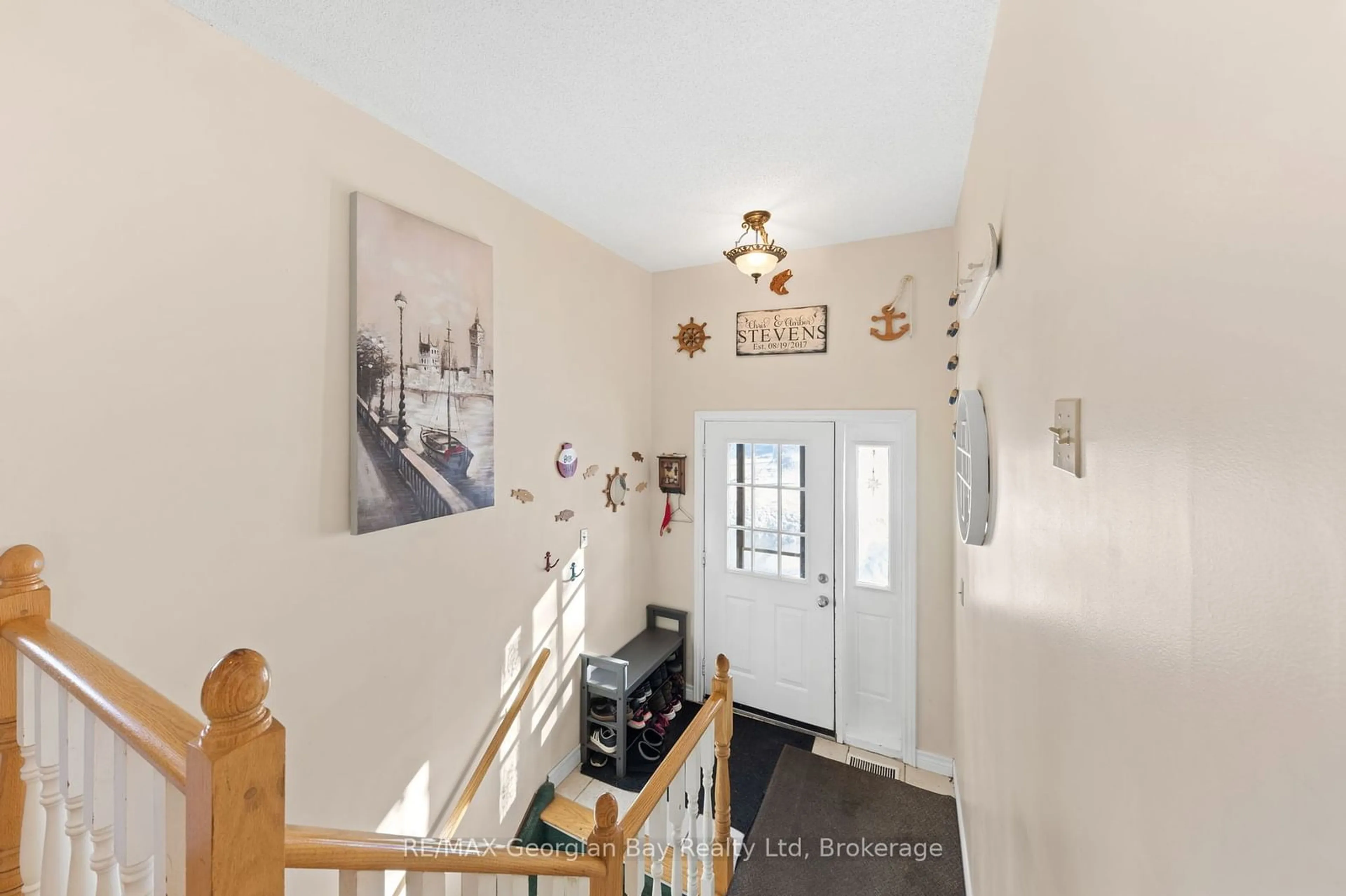 Indoor foyer for 758 Ontario St, Midland Ontario L4R 1A5