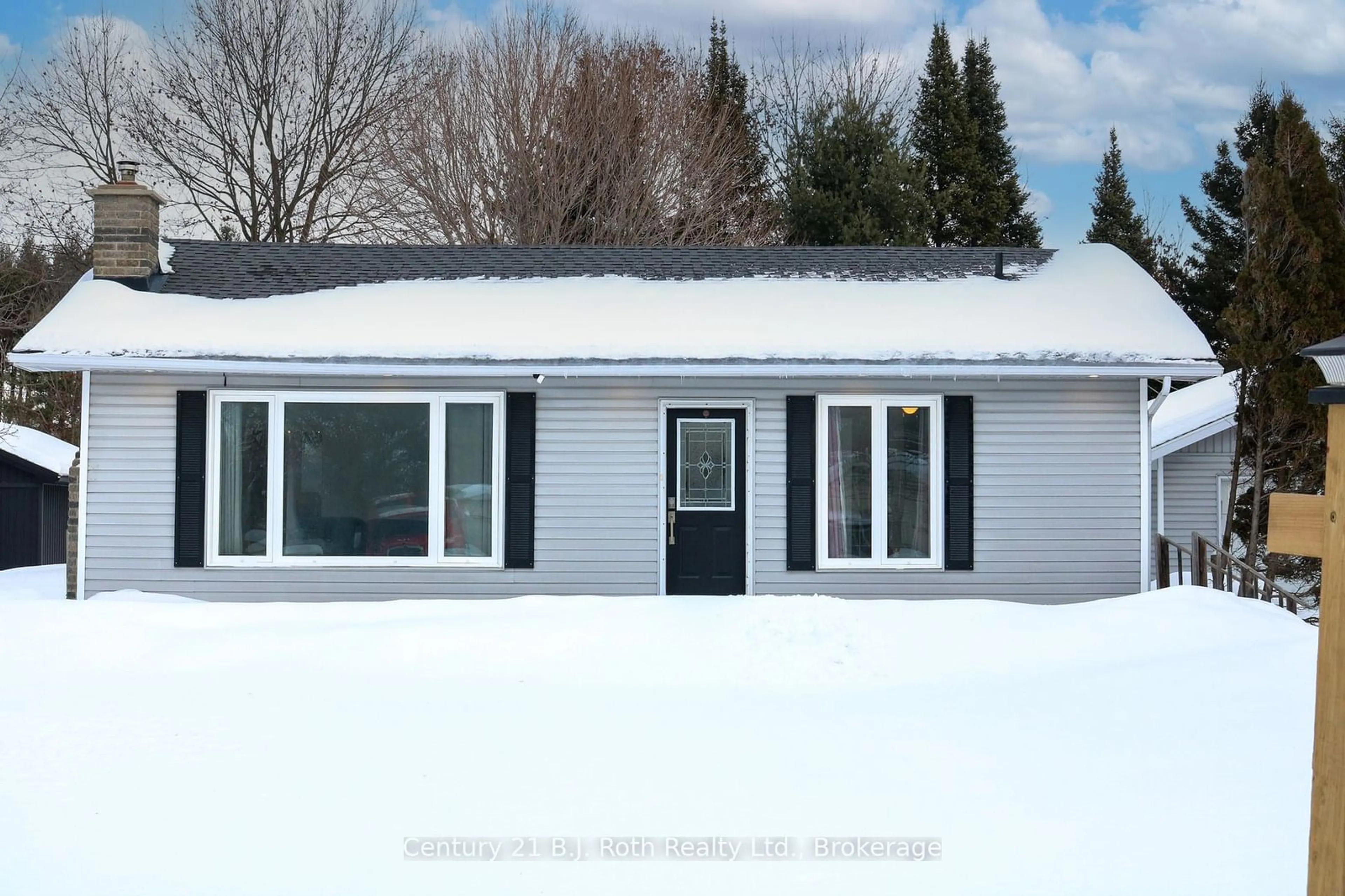 Home with vinyl exterior material, street for 3245 Grayshott Dr, Severn Ontario L3V 0Y3