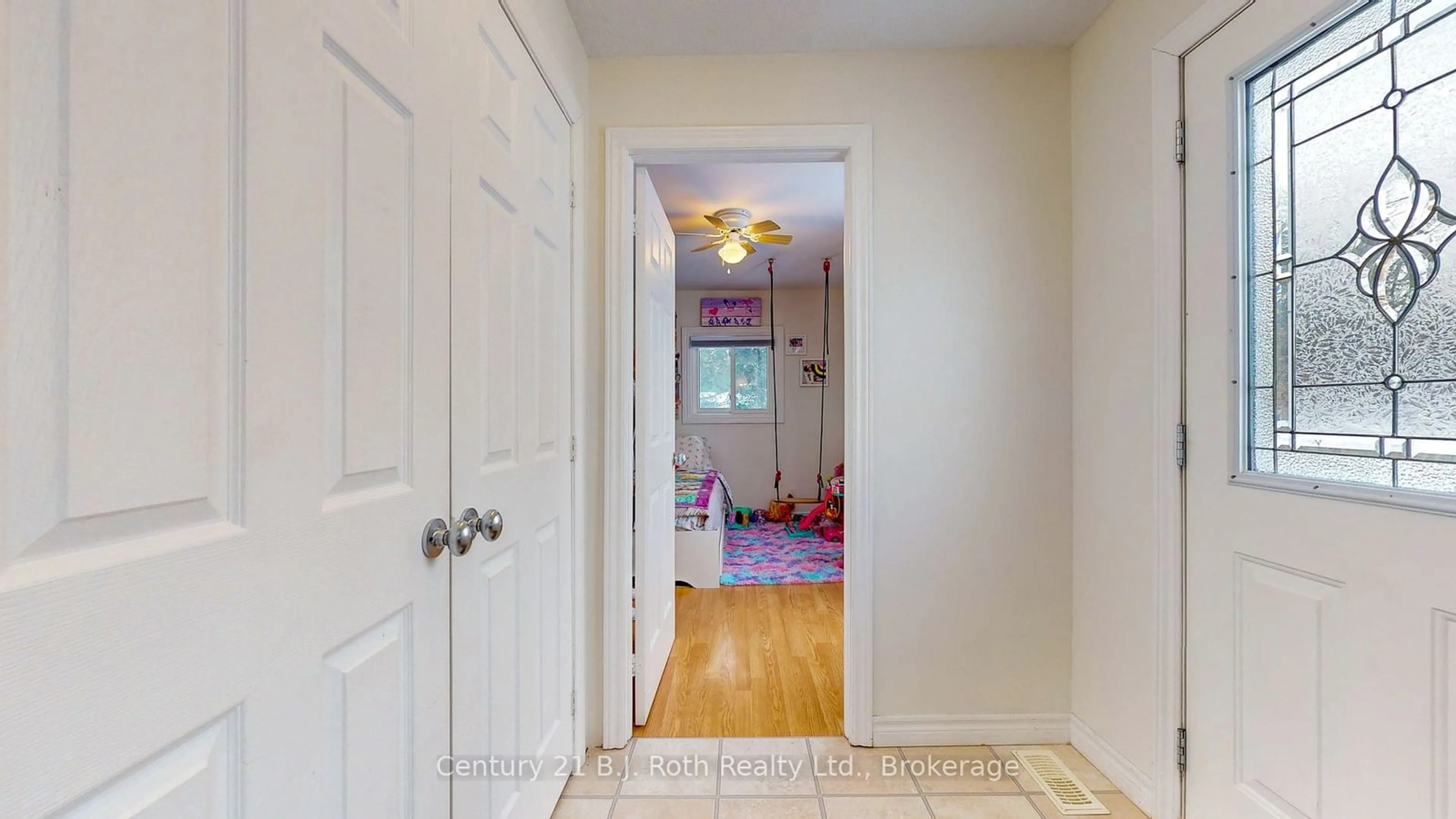 Indoor entryway for 3245 Grayshott Dr, Severn Ontario L3V 0Y3