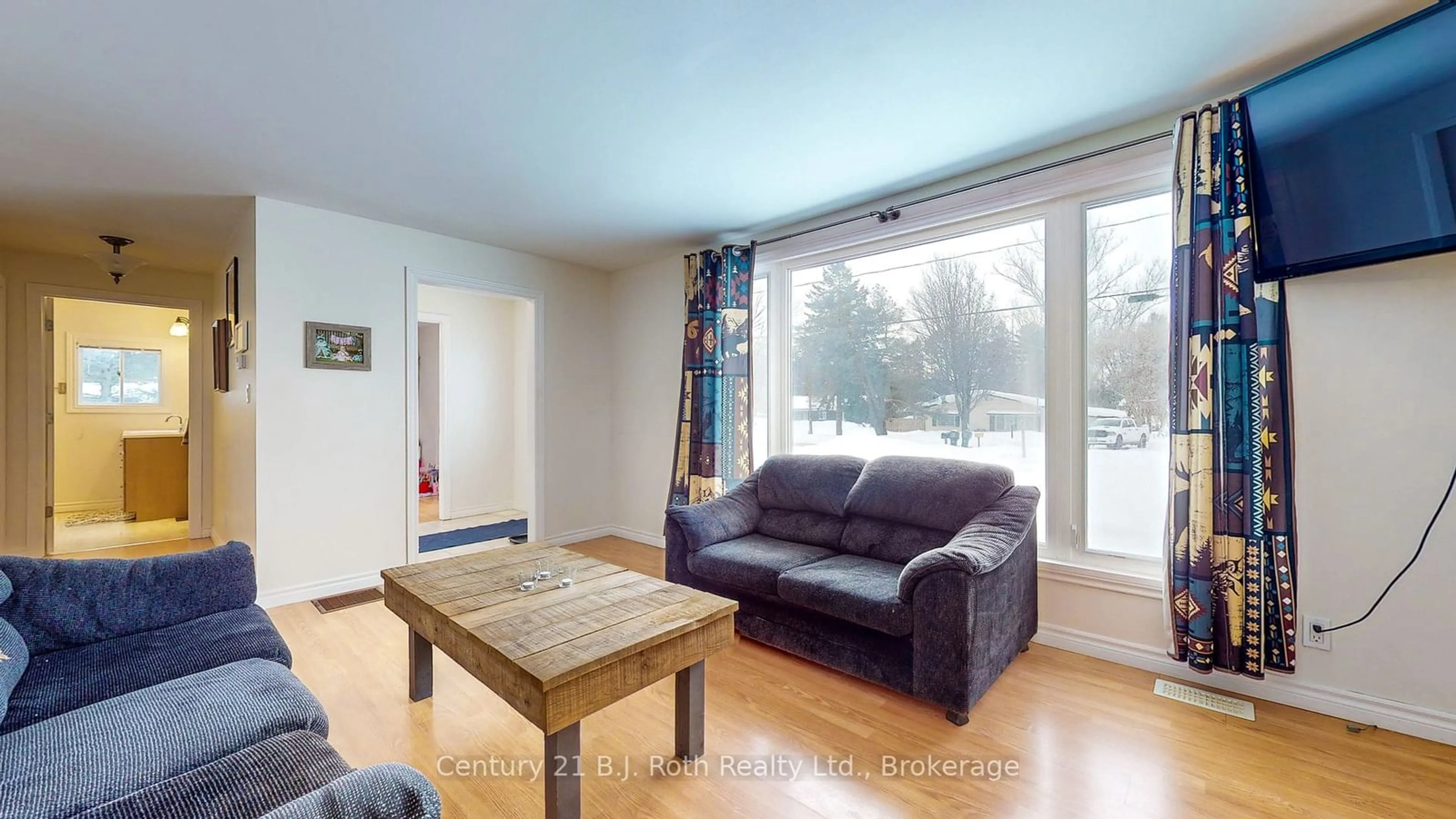 Living room with furniture, wood/laminate floor for 3245 Grayshott Dr, Severn Ontario L3V 0Y3