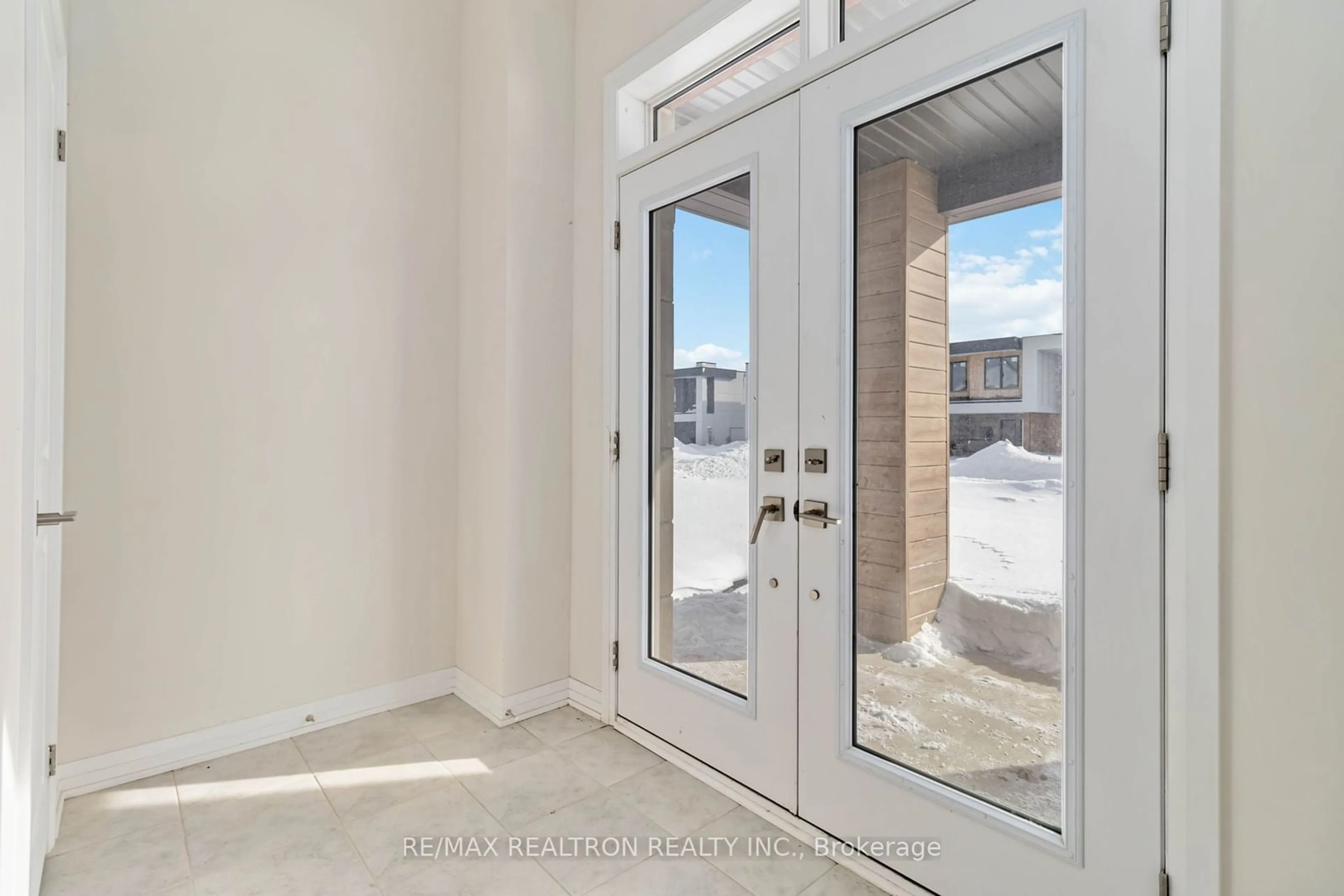 Indoor entryway for 3715 Quayside Dr, Severn Ontario L3V 8M9