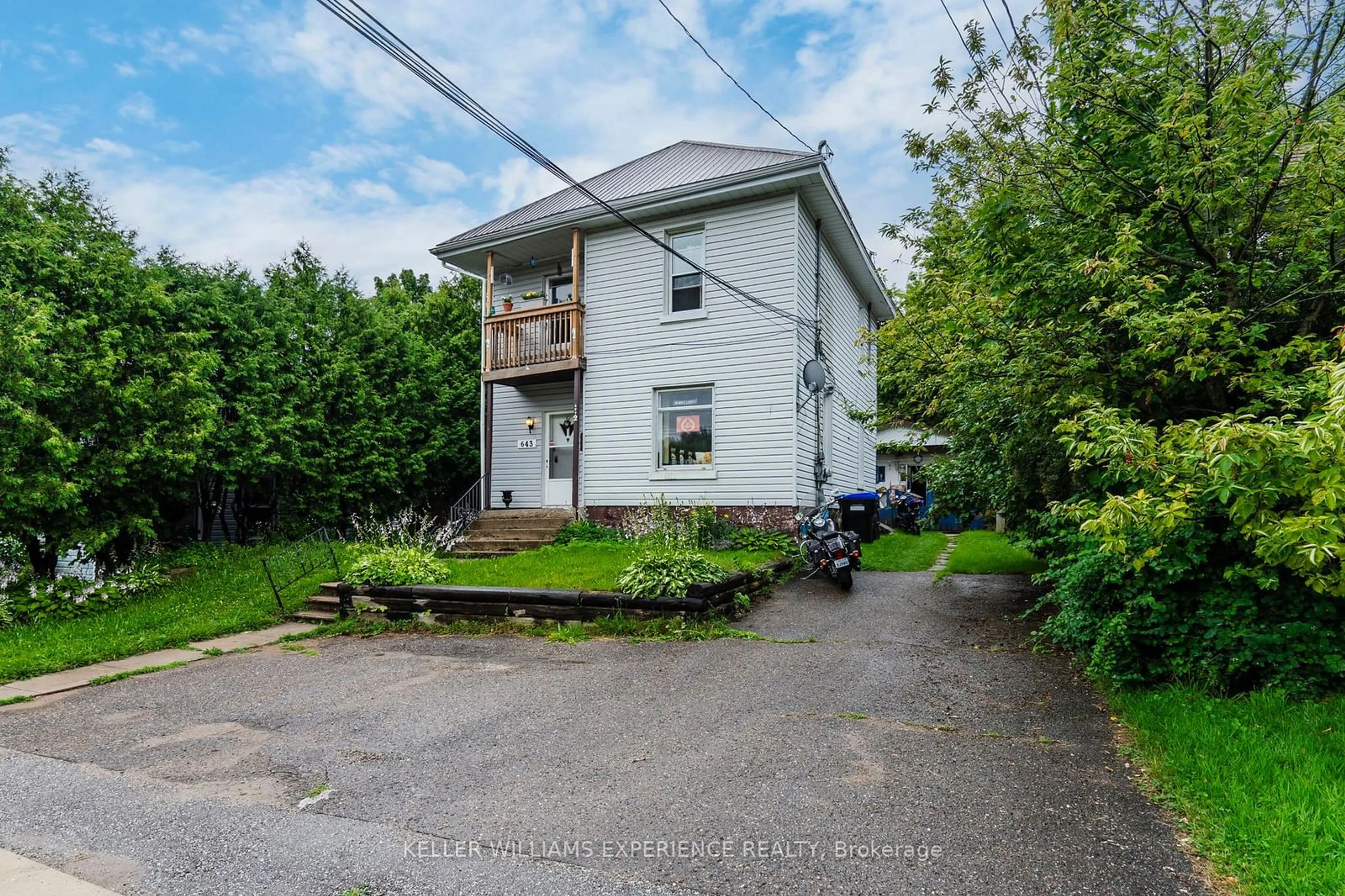 A pic from outside/outdoor area/front of a property/back of a property/a pic from drone, street for 643 645 Dominion Ave, Midland Ontario L4R 1R6