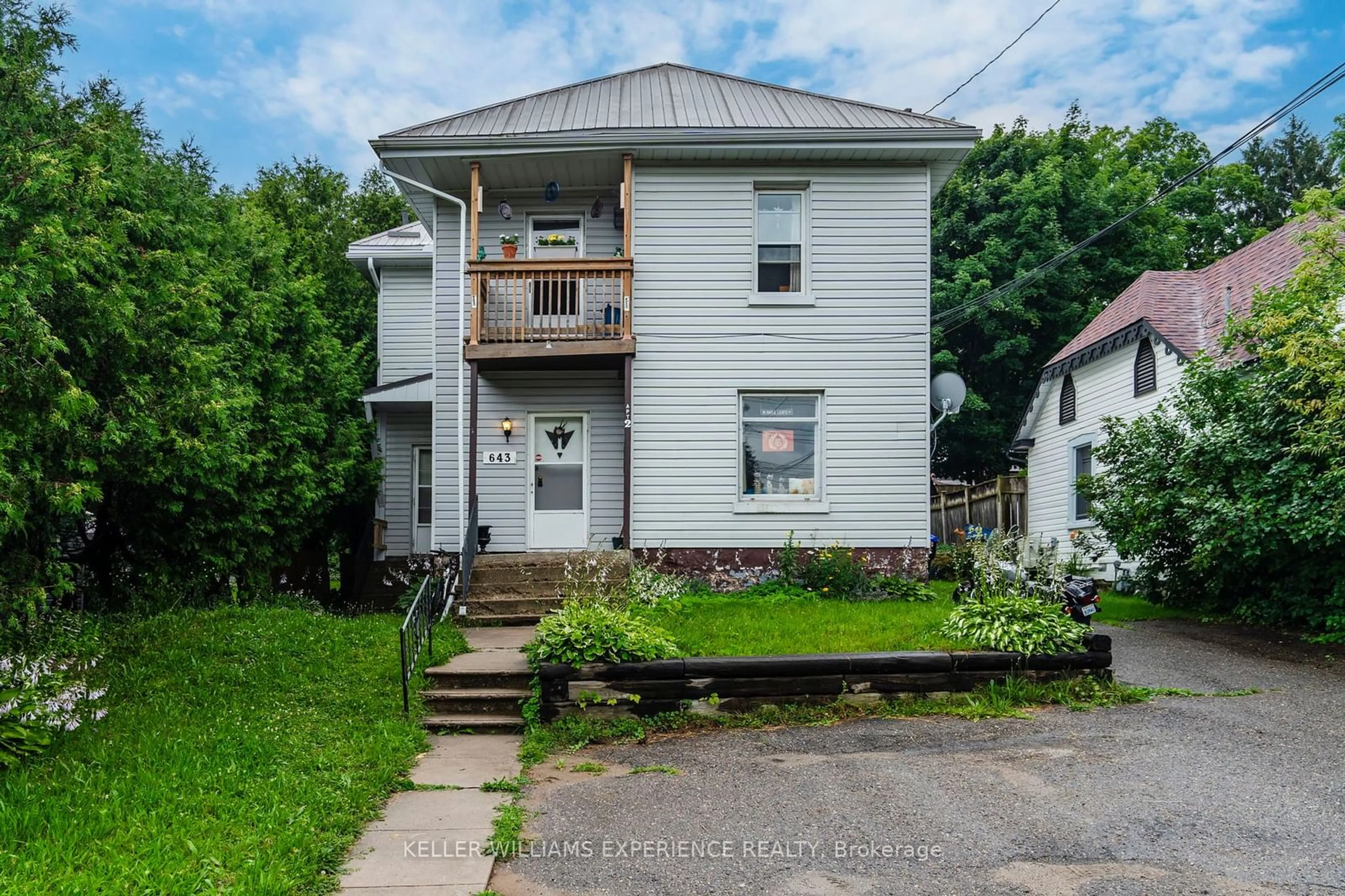 A pic from outside/outdoor area/front of a property/back of a property/a pic from drone, street for 643 645 Dominion Ave, Midland Ontario L4R 1R6