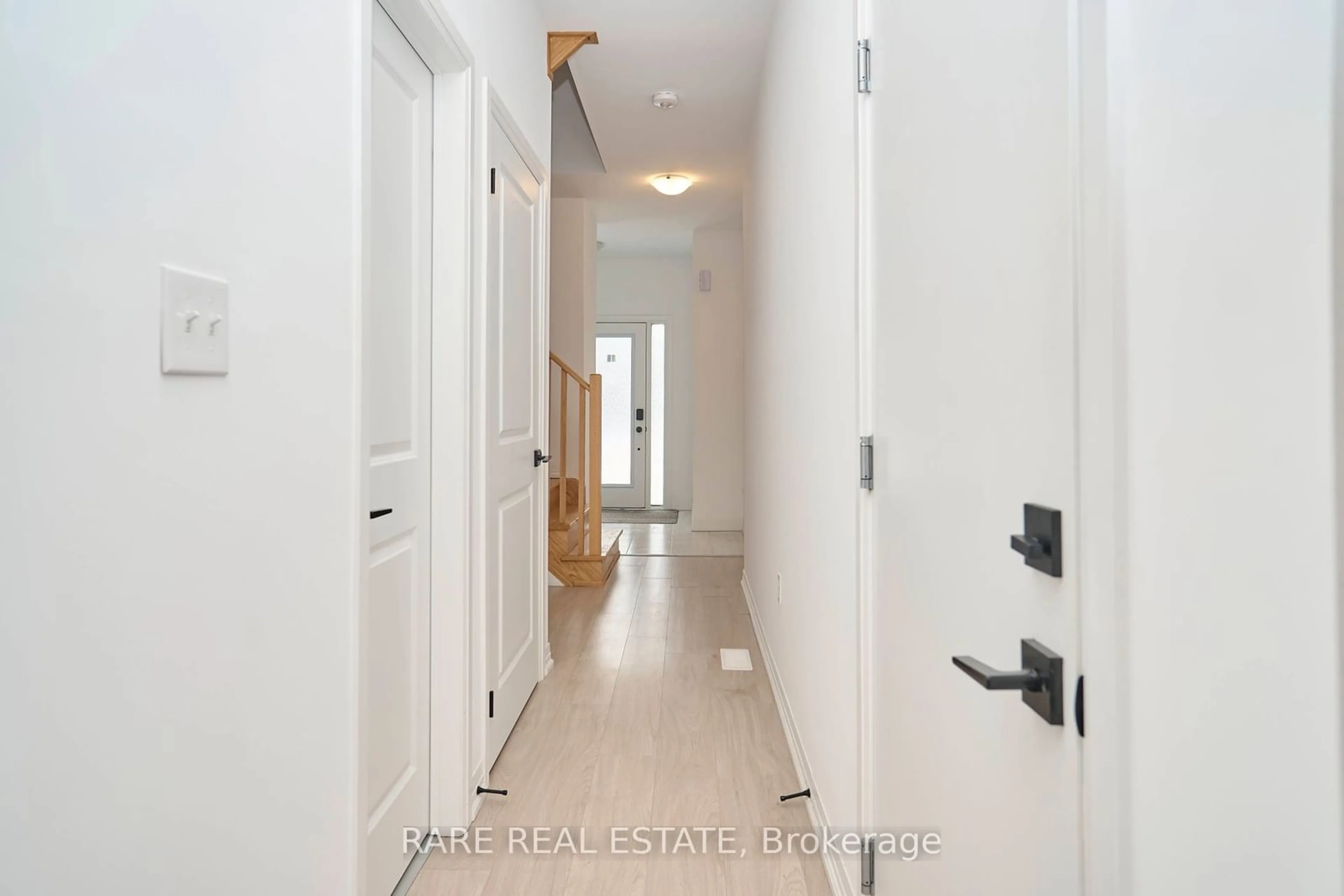 Indoor entryway for 16 Fairlane Ave, Barrie Ontario L9J 0M9