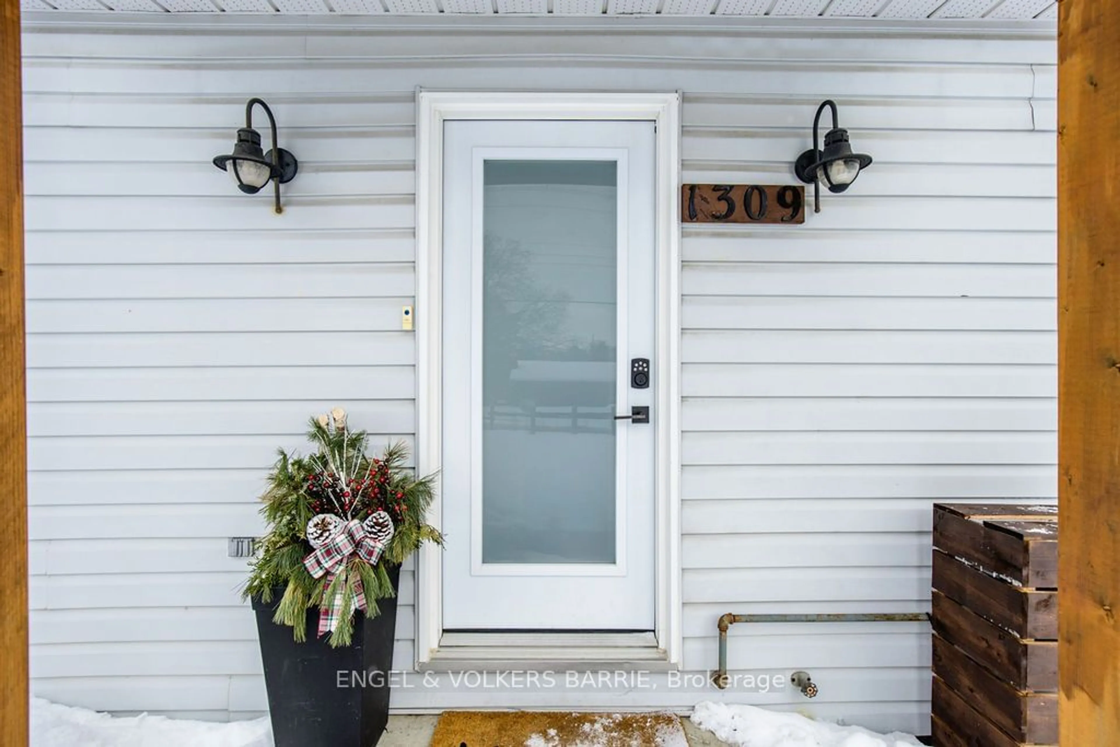 Indoor entryway for 1309 St Vincent St, Springwater Ontario L9X 0P7