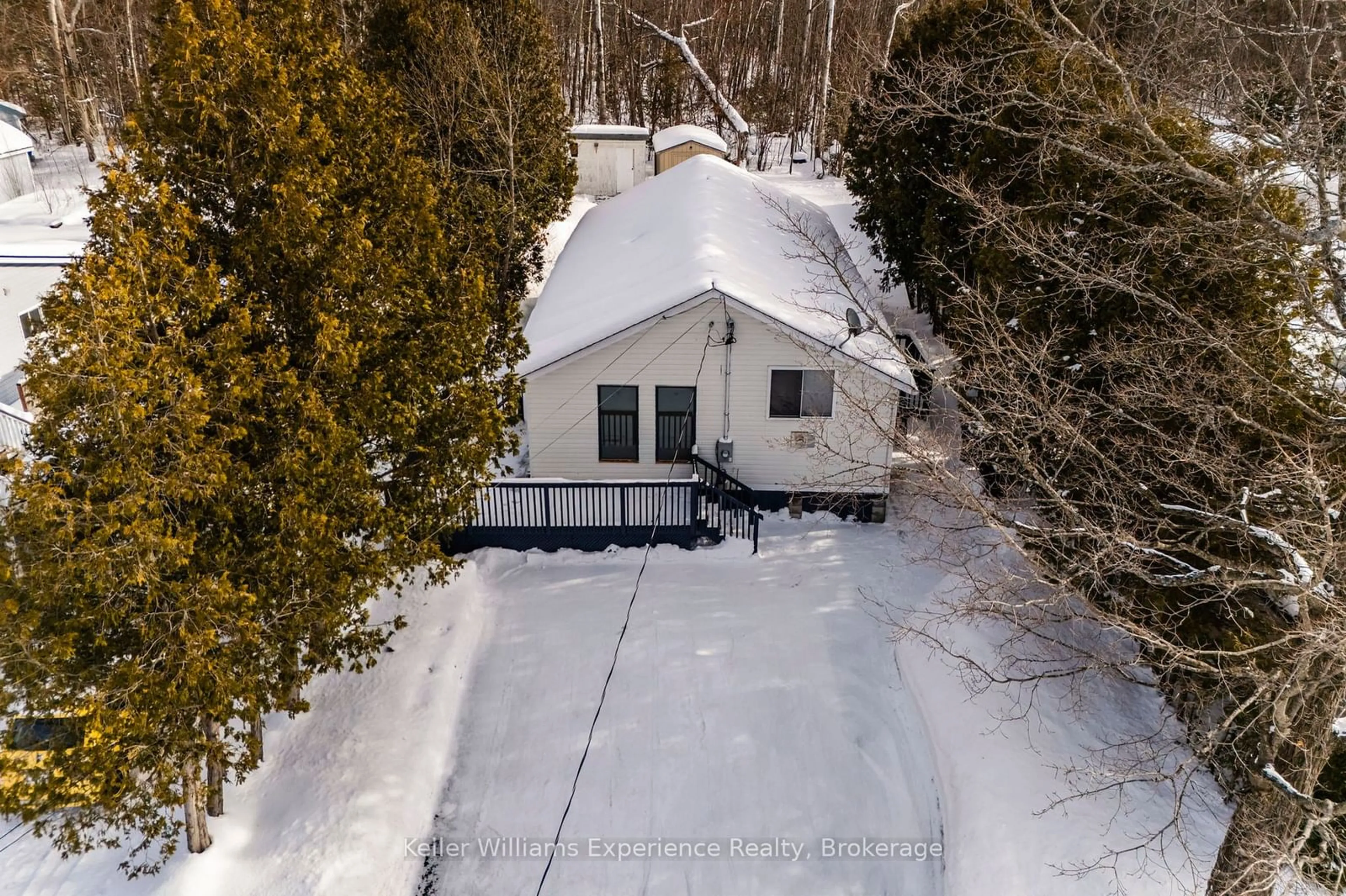 A pic from outside/outdoor area/front of a property/back of a property/a pic from drone, street for 55 Hoyt Ave, Tay Ontario L0K 2A0