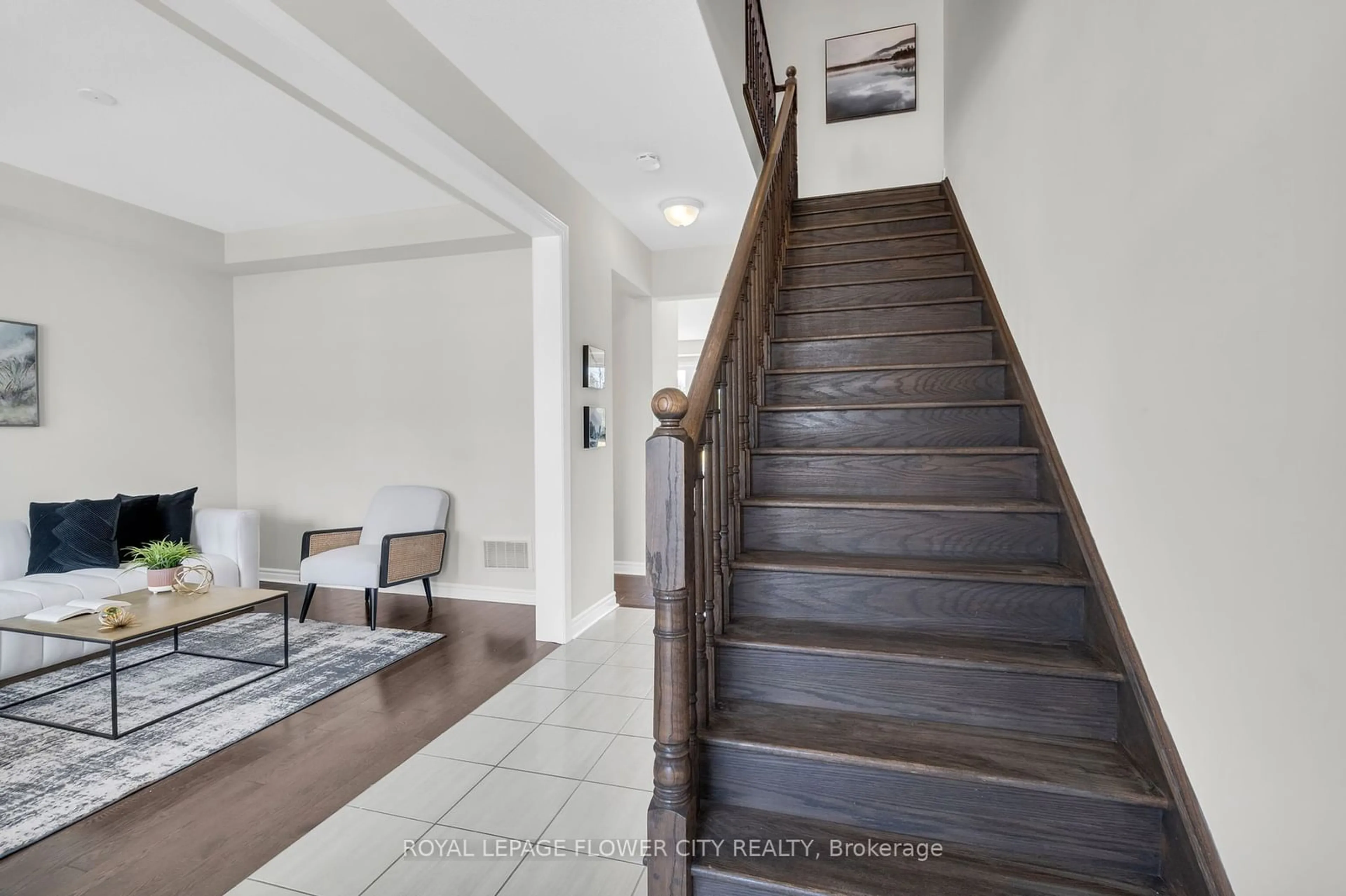 Indoor foyer for 104 Kirby Ave, Collingwood Ontario L9Y 4C5