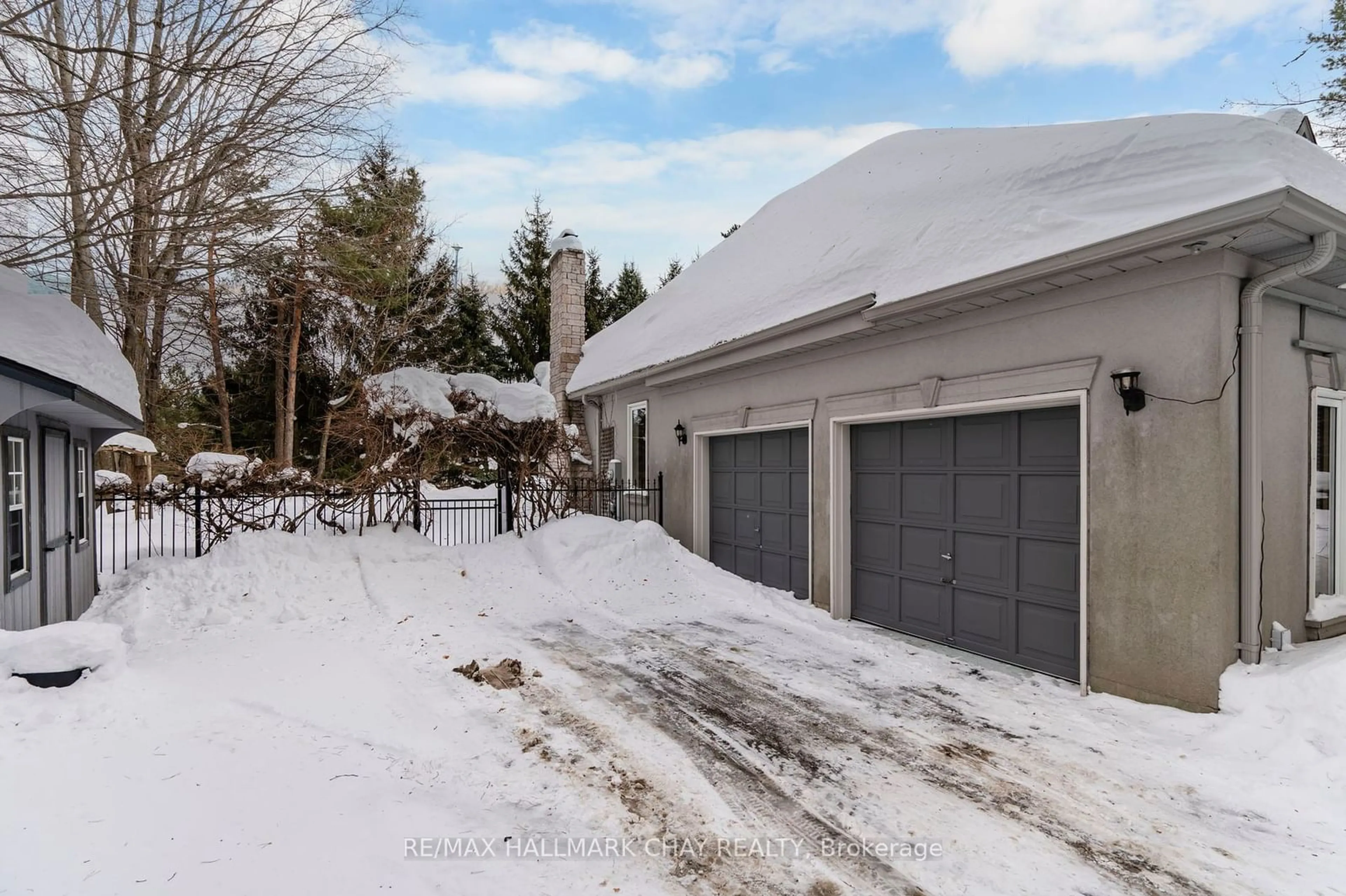 Indoor garage for 11 Bunker Pl, Oro-Medonte Ontario L0L 2L0