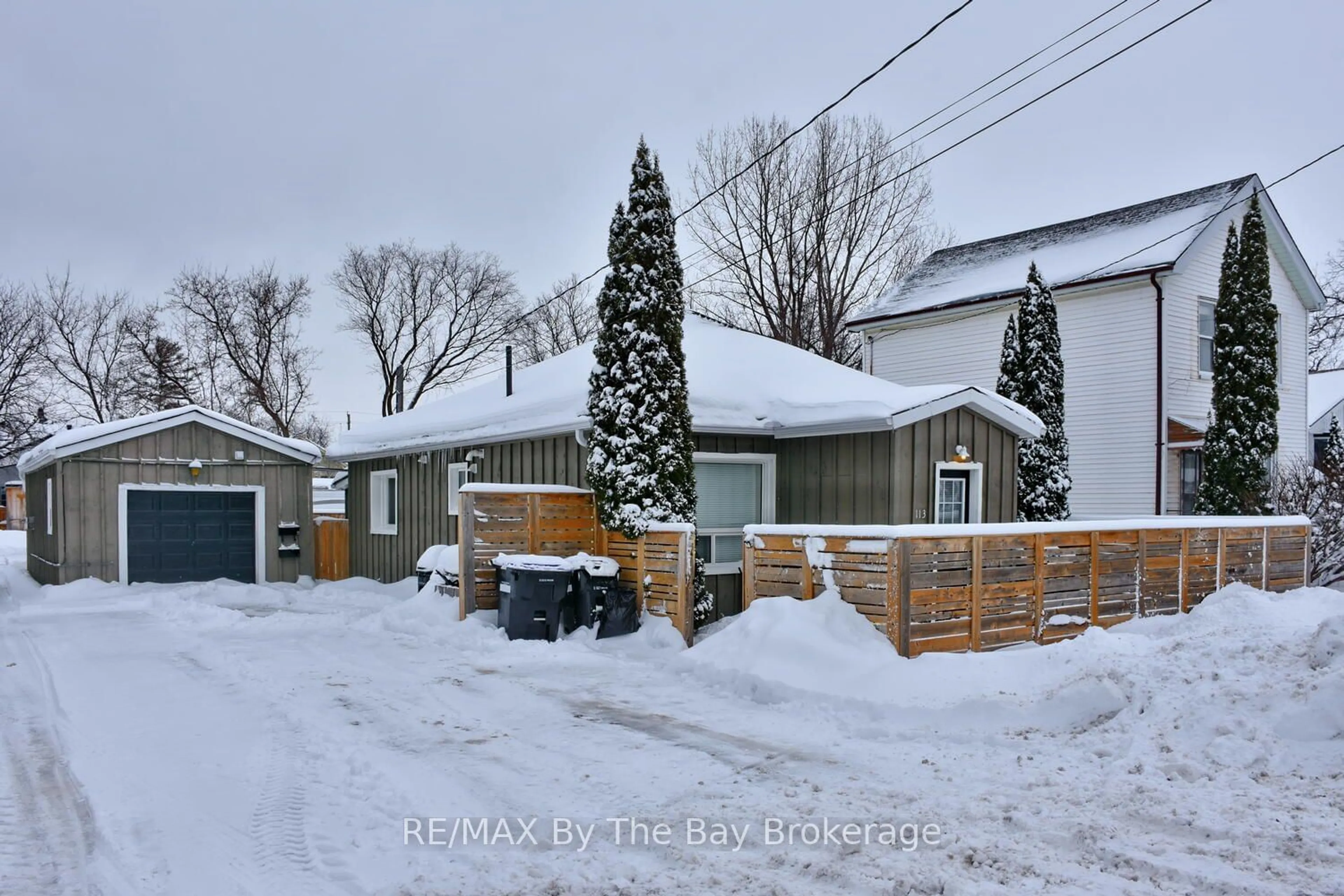 A pic from outside/outdoor area/front of a property/back of a property/a pic from drone, street for 113 Spruce St, Collingwood Ontario L9Y 3G8