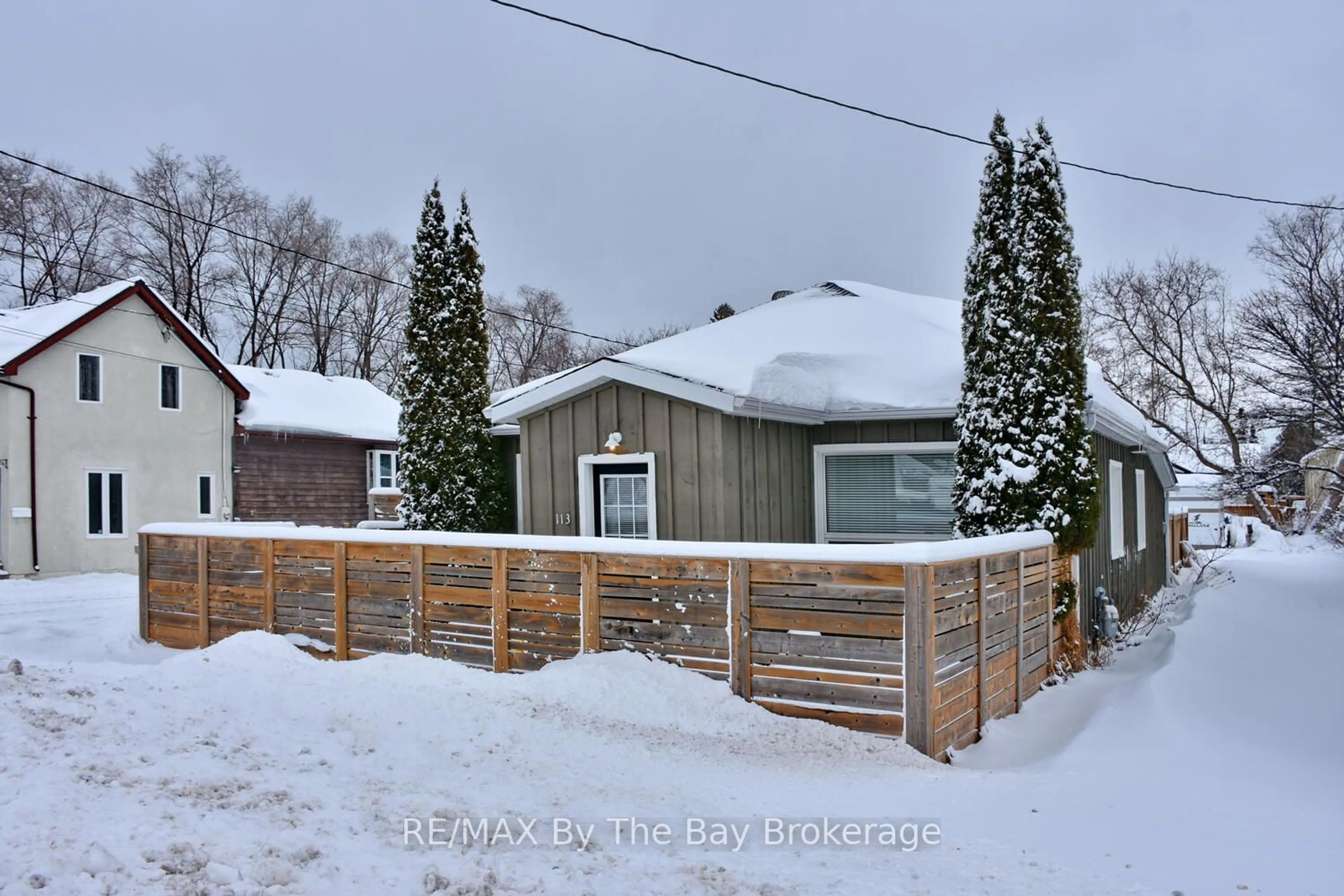 A pic from outside/outdoor area/front of a property/back of a property/a pic from drone, street for 113 Spruce St, Collingwood Ontario L9Y 3G8