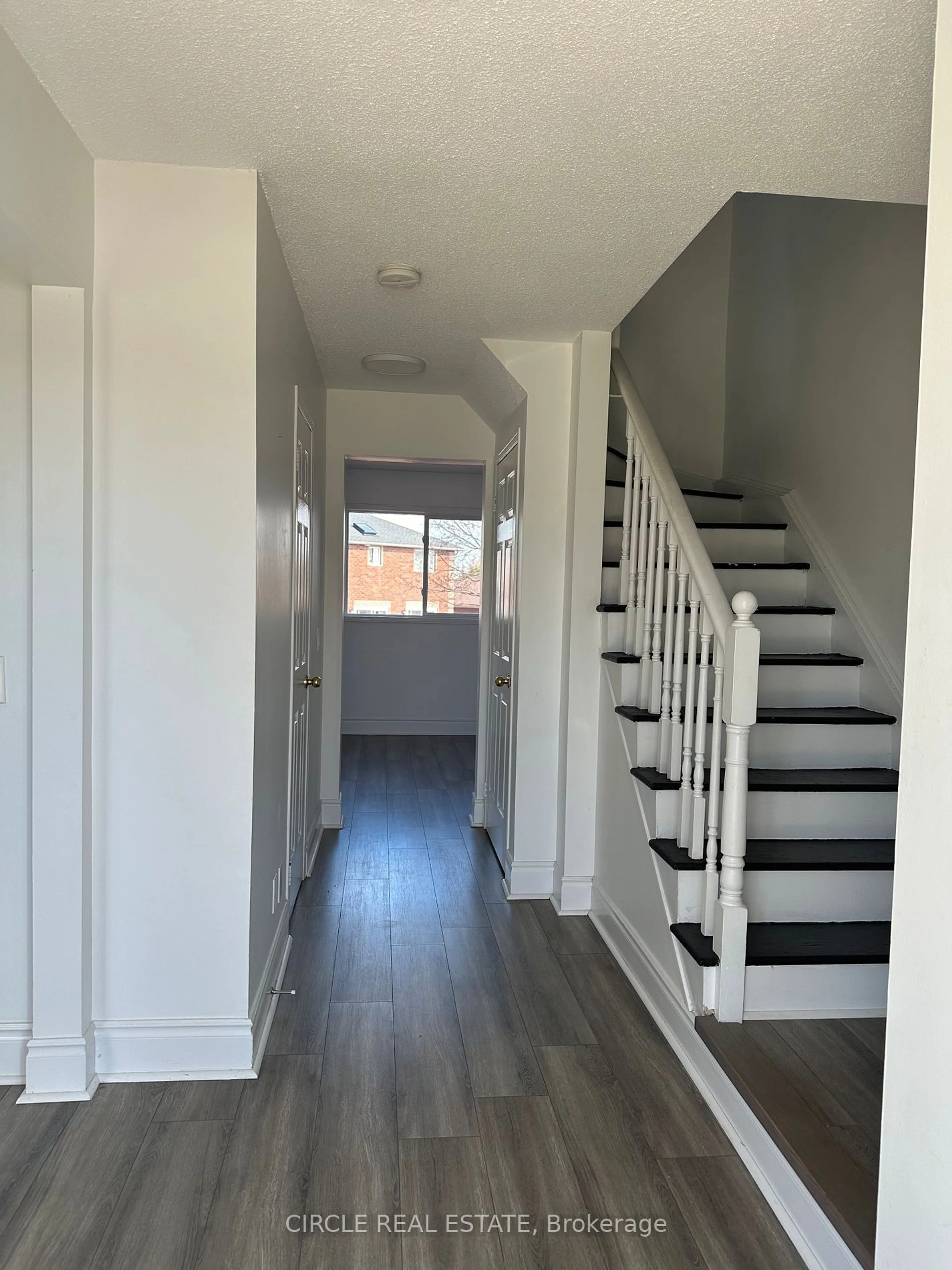 Indoor entryway for 25 Golds Cres, Barrie Ontario L4N 8R5