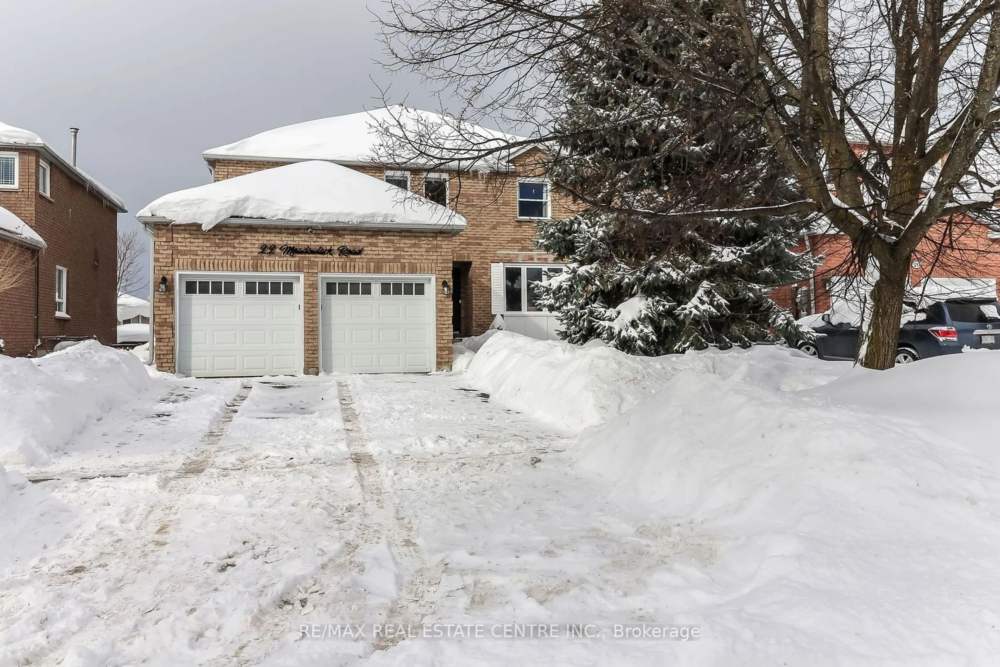 A pic from outside/outdoor area/front of a property/back of a property/a pic from drone, street for 22 Meadowlark Rd, Barrie Ontario L4M 6C8