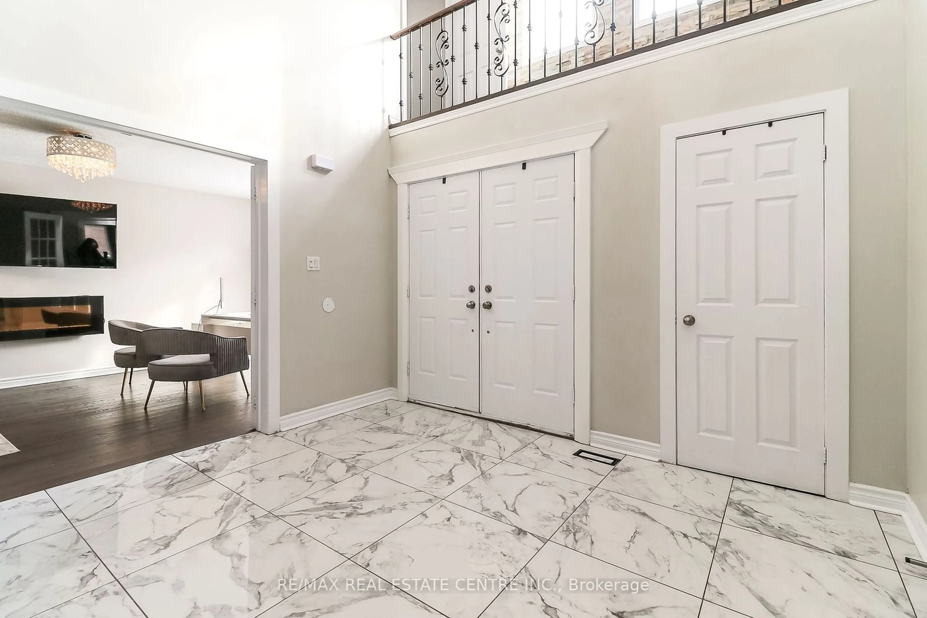 Indoor entryway for 22 Meadowlark Rd, Barrie Ontario L4M 6C8