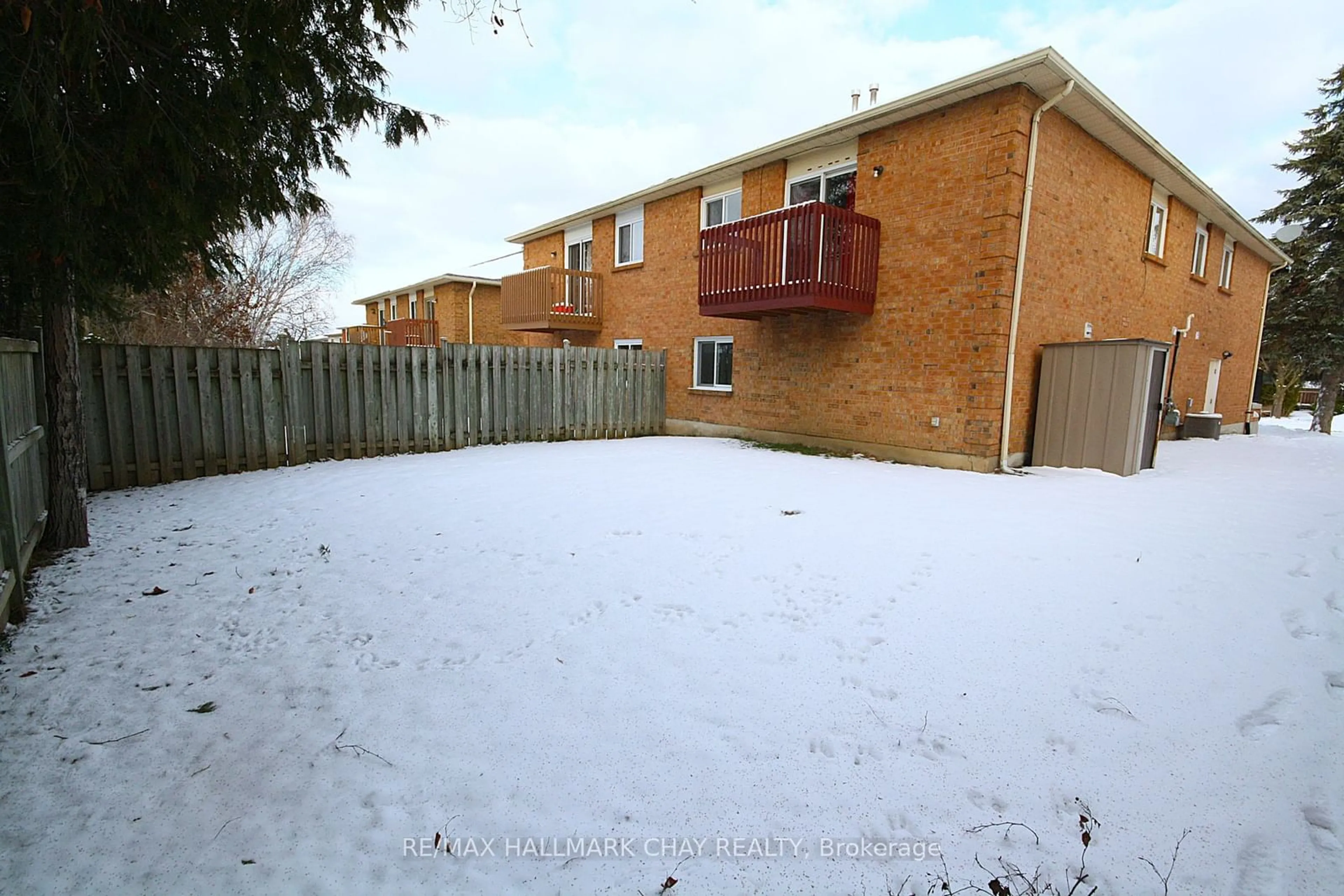 A pic from outside/outdoor area/front of a property/back of a property/a pic from drone, street for 36 Porritt St, Barrie Ontario L4N 6Y3