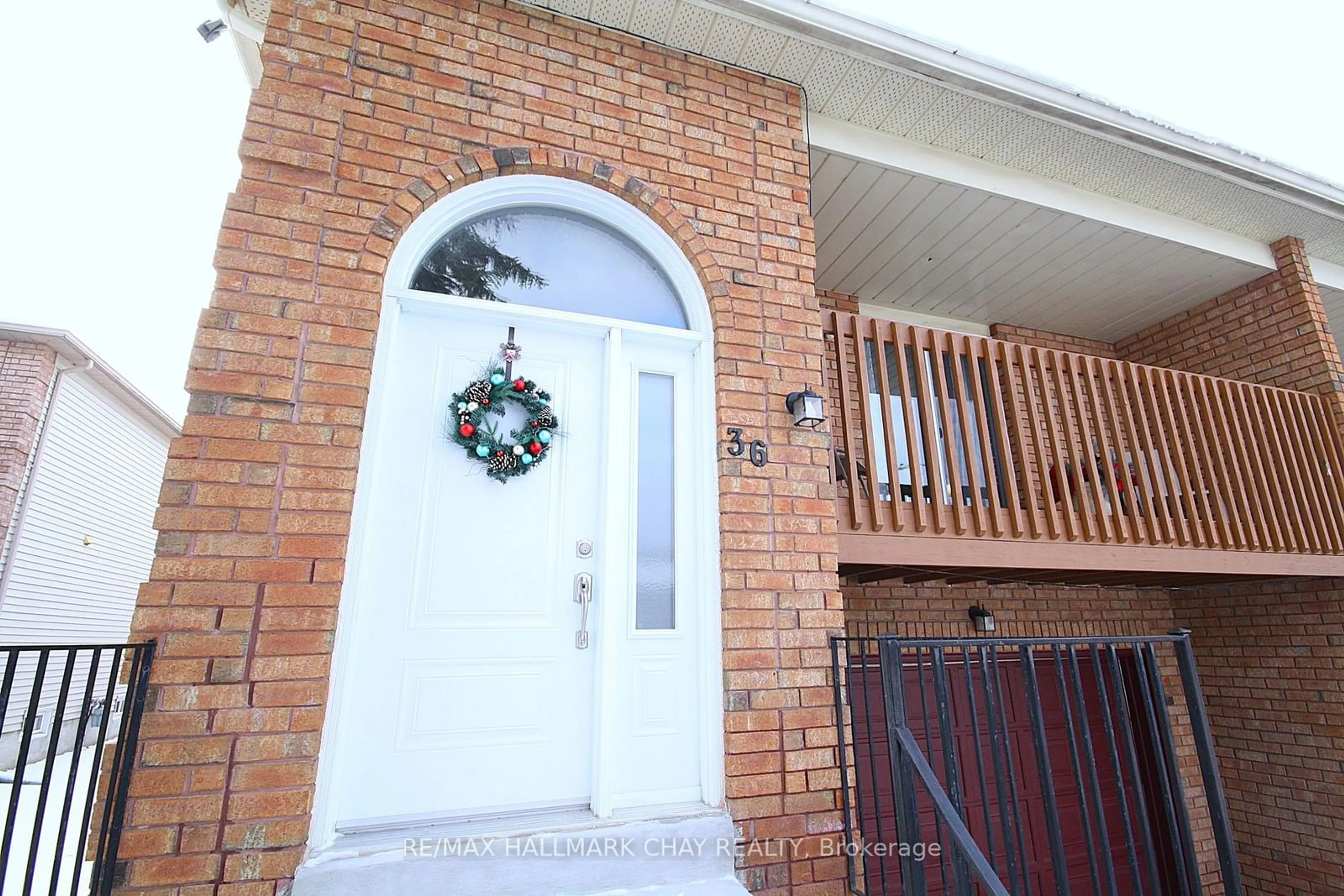 Indoor entryway for 36 Porritt St, Barrie Ontario L4N 6Y3