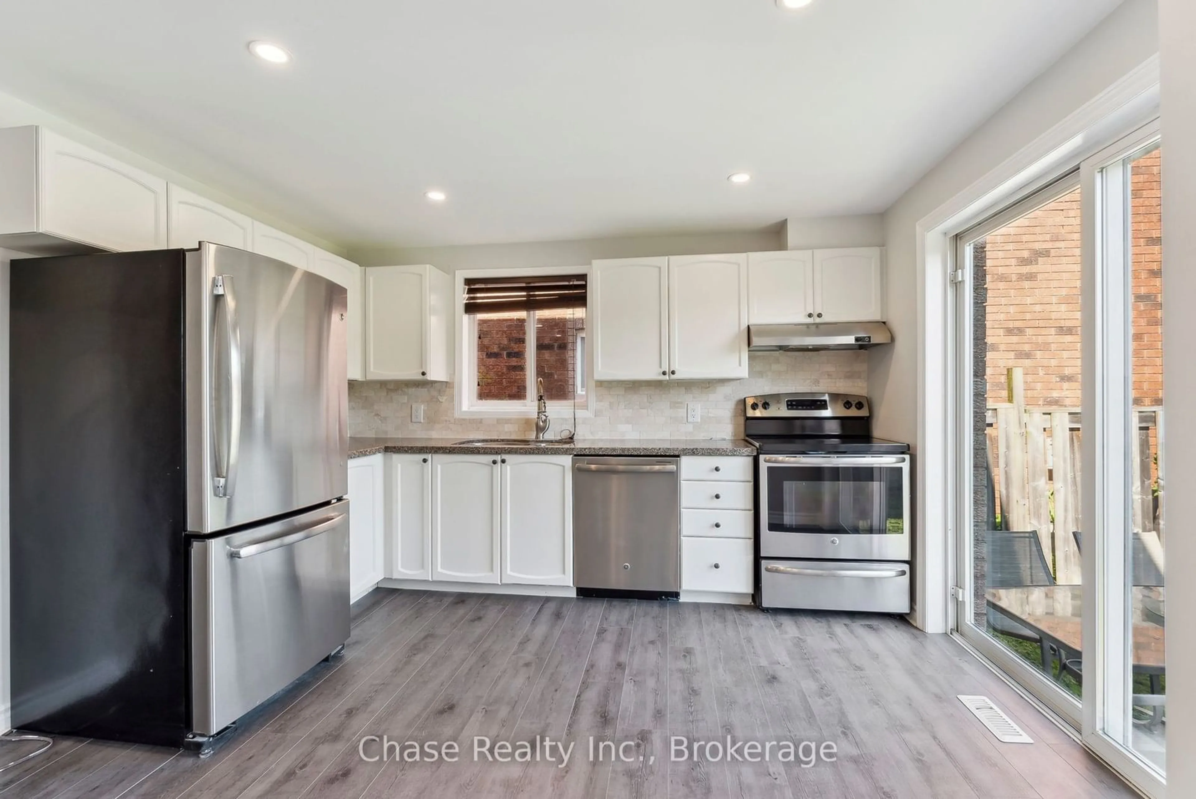 Open concept kitchen, unknown for 46 Sydenham Wells, Barrie Ontario L4M 6R4