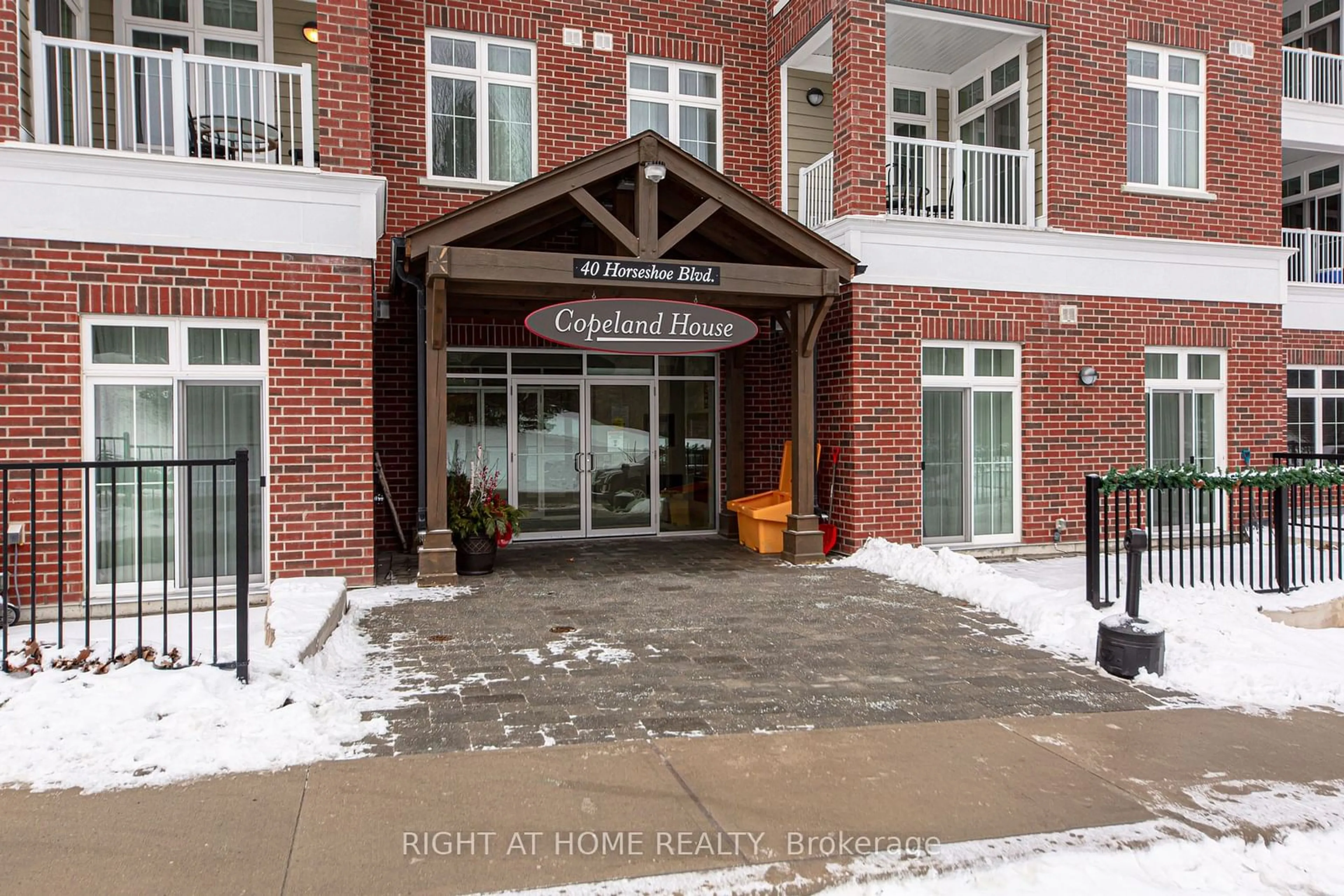 Indoor foyer for 40 HORSESHOE Blvd #113, Oro-Medonte Ontario L4M 4Y8