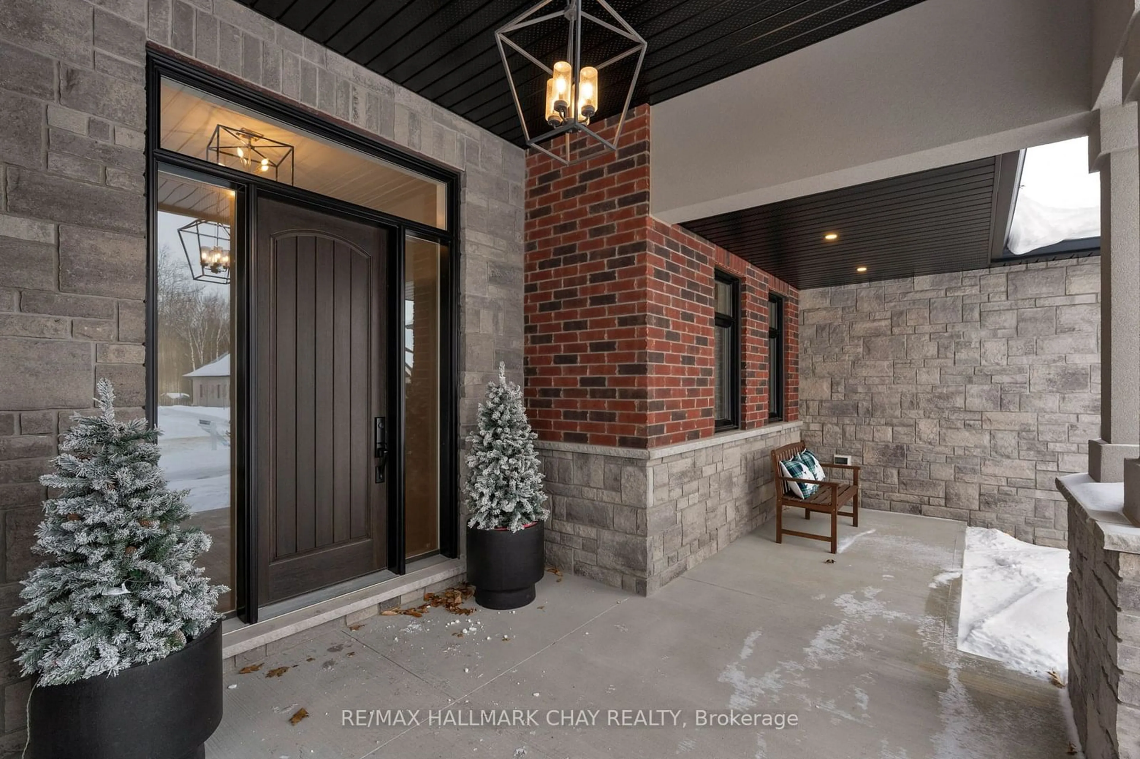 Indoor entryway for 24 Glenna Tr, Springwater Ontario L9X 2A3