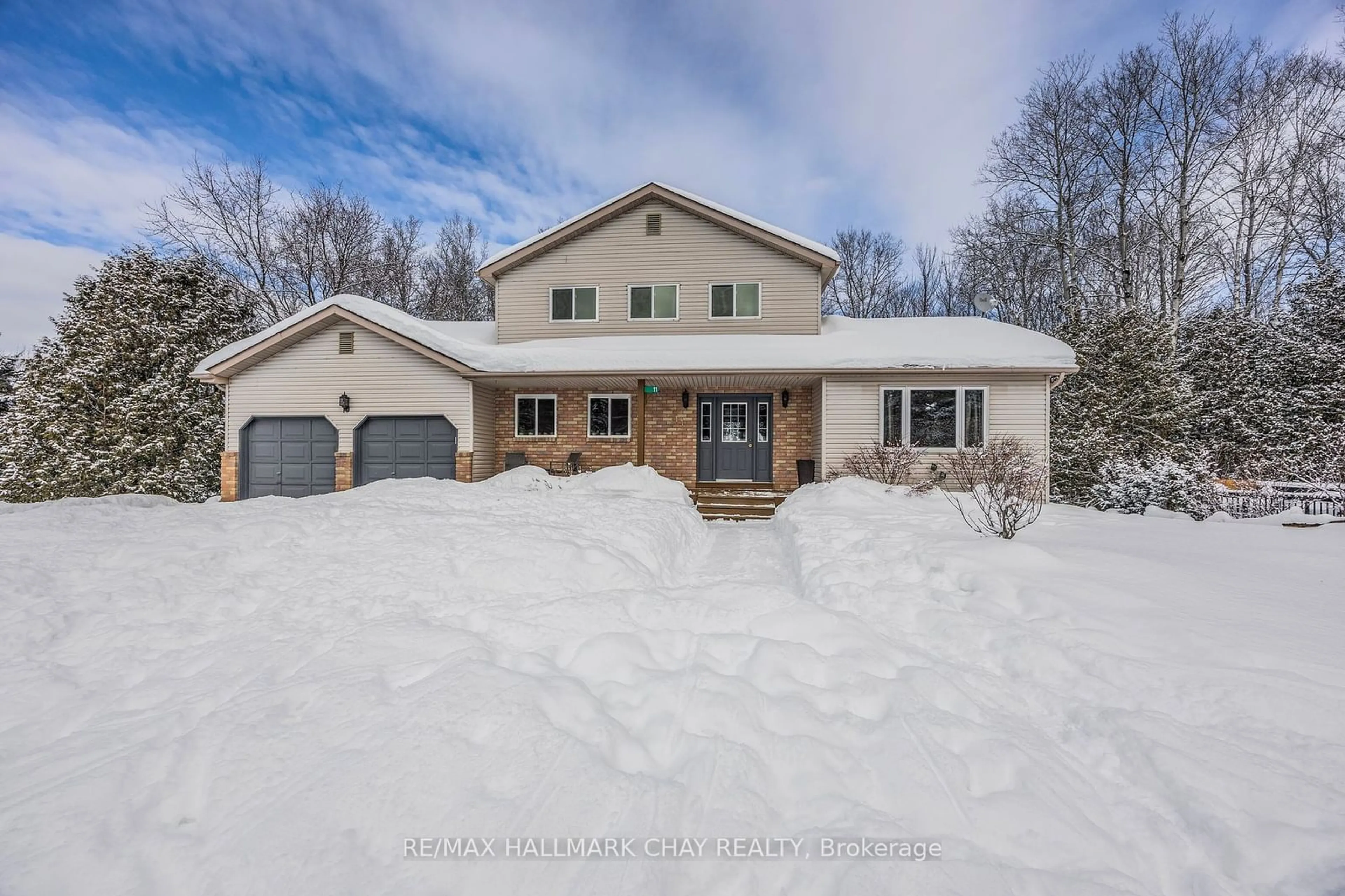 A pic from outside/outdoor area/front of a property/back of a property/a pic from drone, street for 11 Maple Crt, Oro-Medonte Ontario L0K 1E0