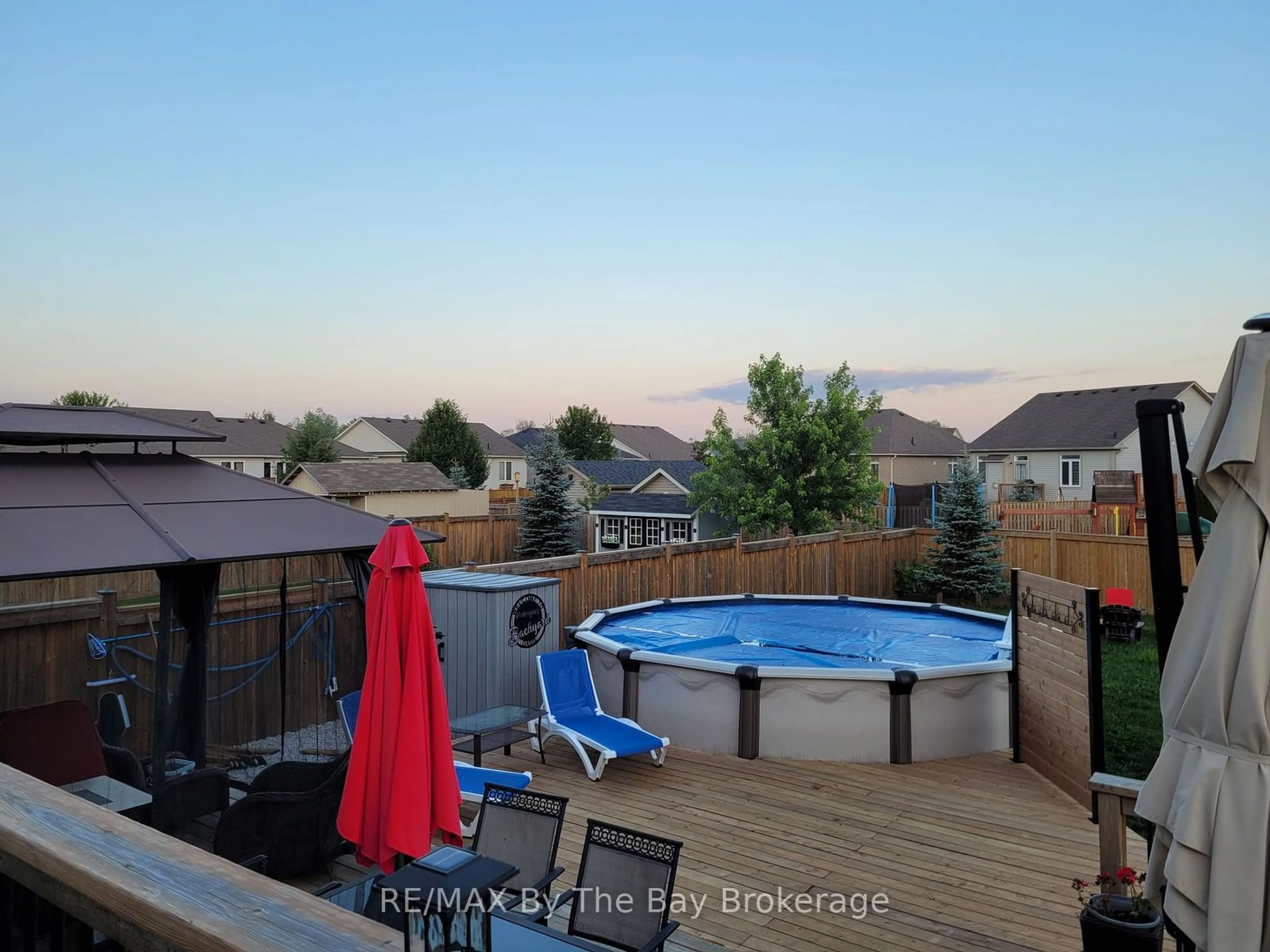 A pic from outside/outdoor area/front of a property/back of a property/a pic from drone, water/lake/river/ocean view for 9 Broadpoint St, Wasaga Beach Ontario L9Z 3B8