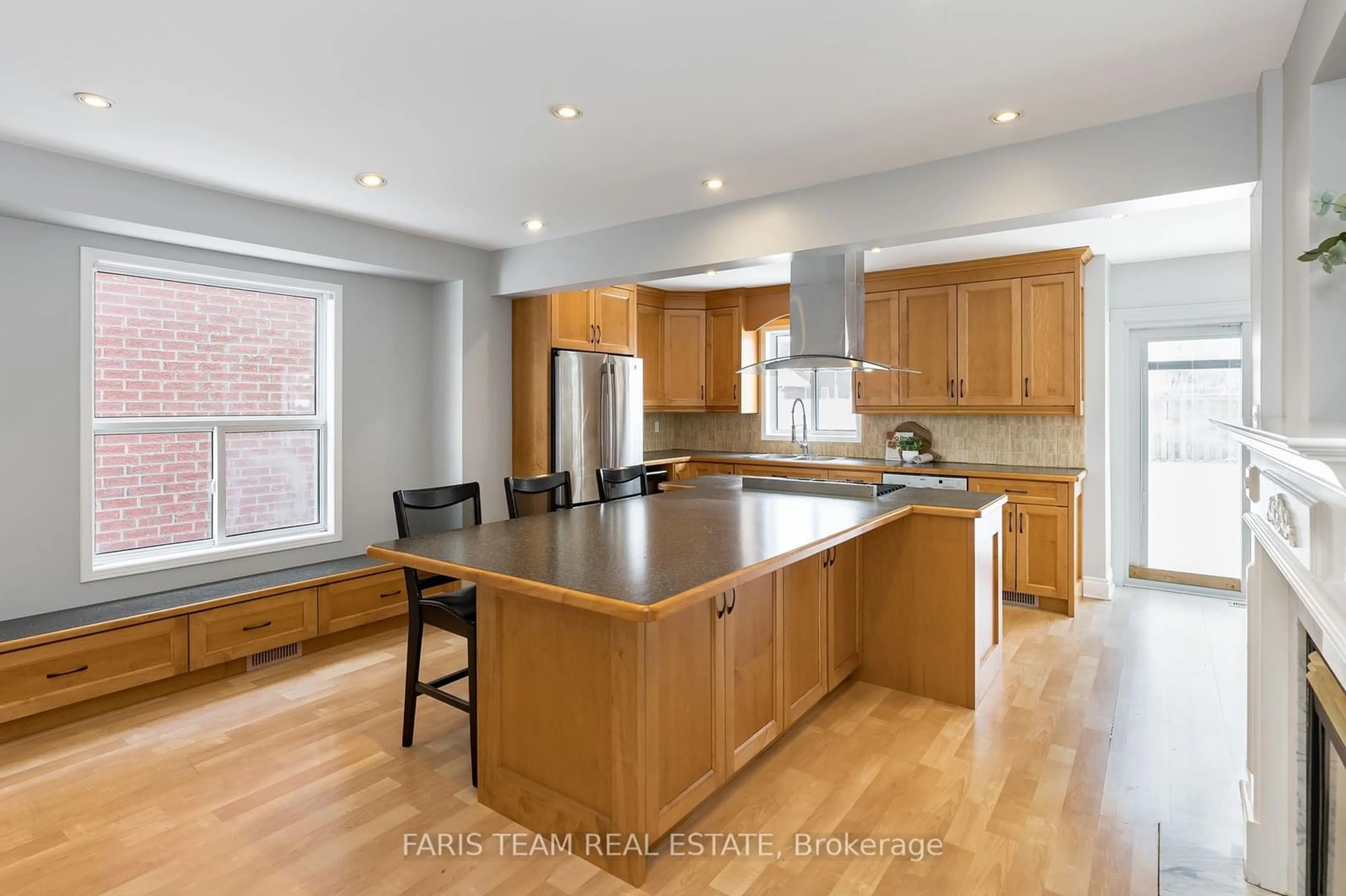 Open concept kitchen, wood/laminate floor for 61 Taylor Dr, Barrie Ontario L4N 8K5