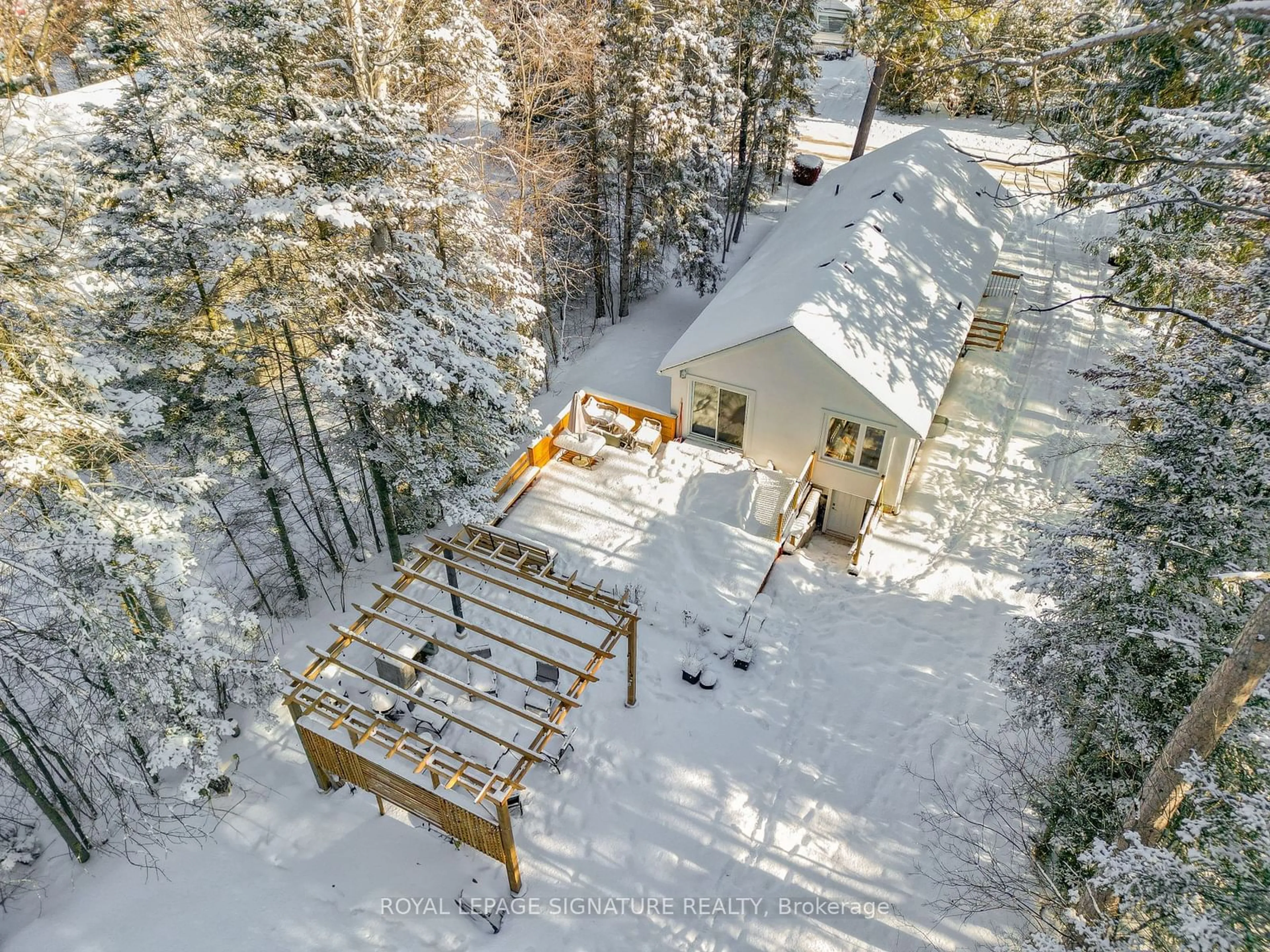 A pic from outside/outdoor area/front of a property/back of a property/a pic from drone, forest/trees view for 44 58TH St, Wasaga Beach Ontario L9Z 1V6