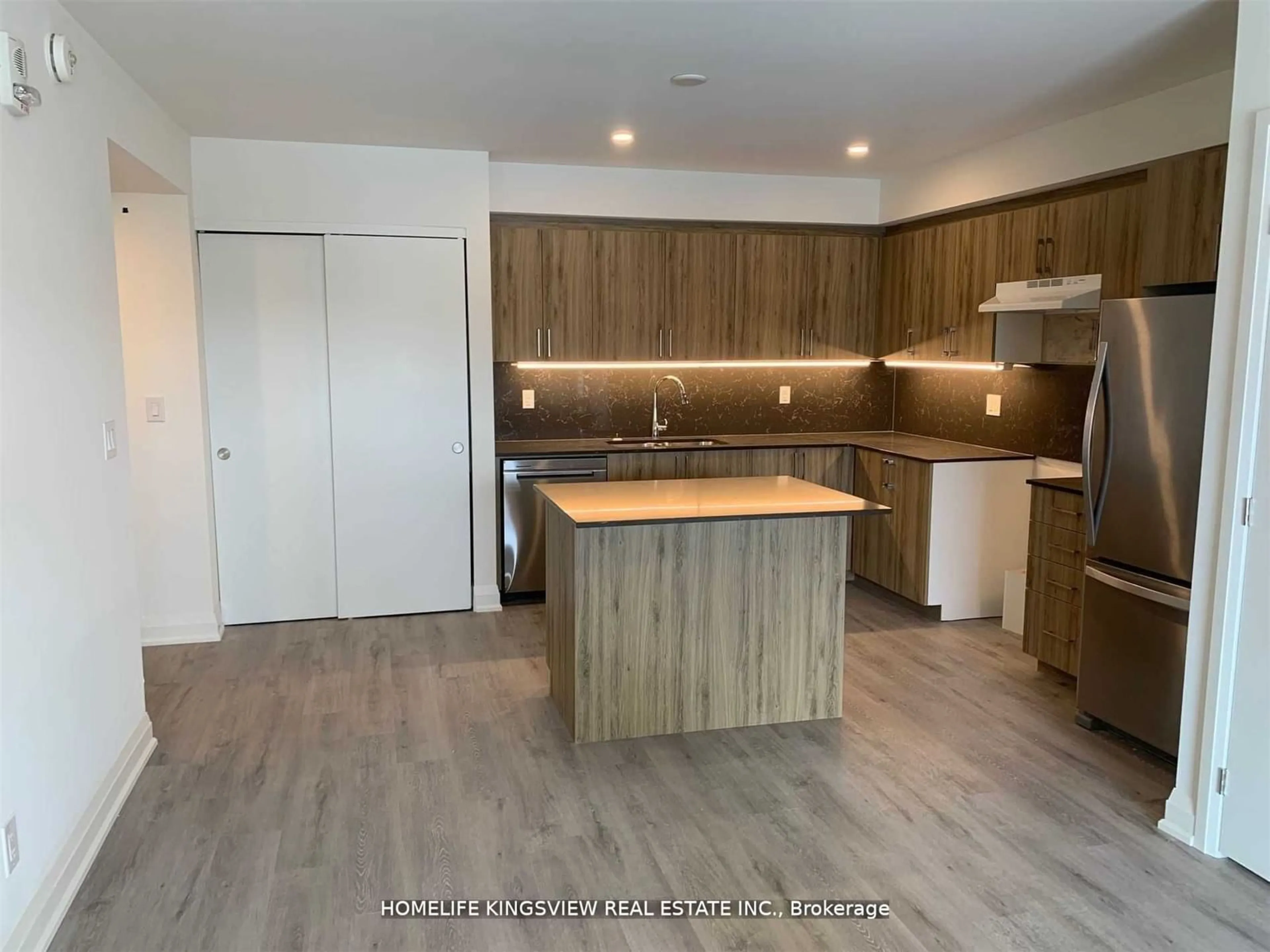 Open concept kitchen, wood/laminate floor for 58 Lakeside Terr #911, Barrie Ontario L4M 0H9